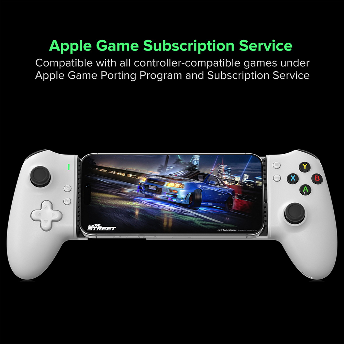 Un controller di gioco bianco che tiene un telefono che mostra un gioco di corse automobilistiche. Il testo recita 'Apple Game Subscription Service'.