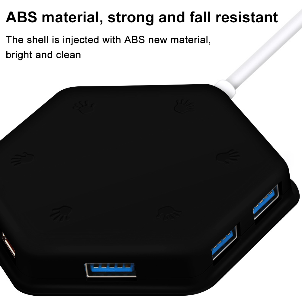 Ein schwarzer USB-Hub mit Handabdruck-Designs, mit blauen USB-Anschlüssen. Ein weißes Kabel verbindet sich mit dem Hub.