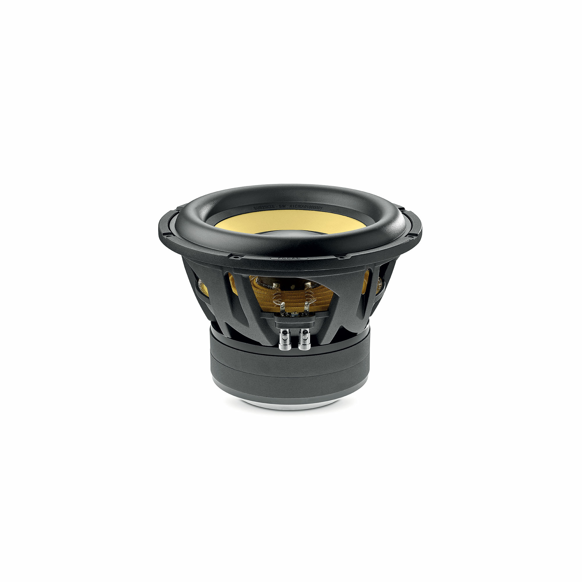 Ein schwarzer Subwoofer mit gelbem Konus ist vor weißem Hintergrund isoliert. Der Lautsprecher ist zylindrisch.