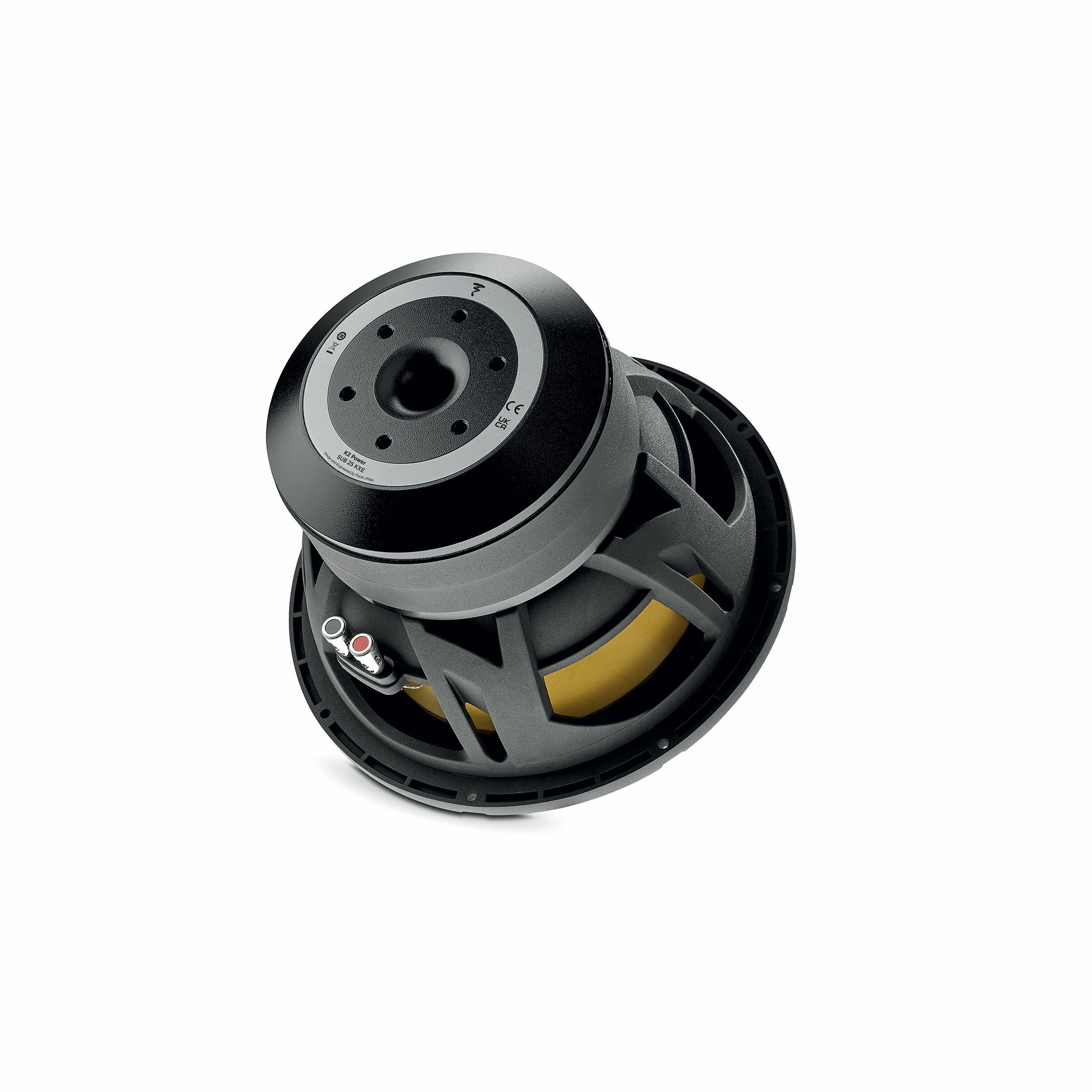 Schwarzer Subwoofer mit gelbem Konus, auf weißem Hintergrund abgewinkelt. Hat Details wie Marke, Modell und Anschlüsse.