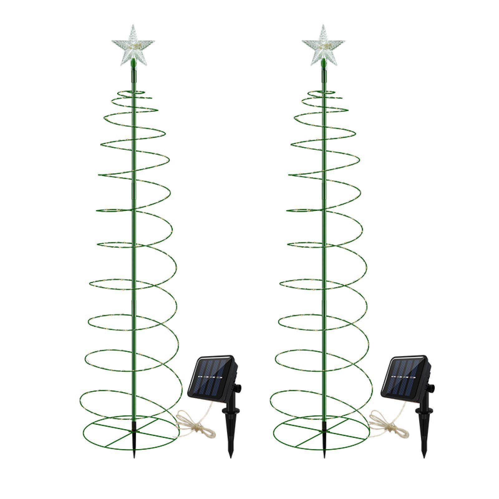 Zwei grüne Weihnachtsbaumdekorationen in Spiralform mit Sternaufsätzen und Solarpanelen auf weißem Grund.