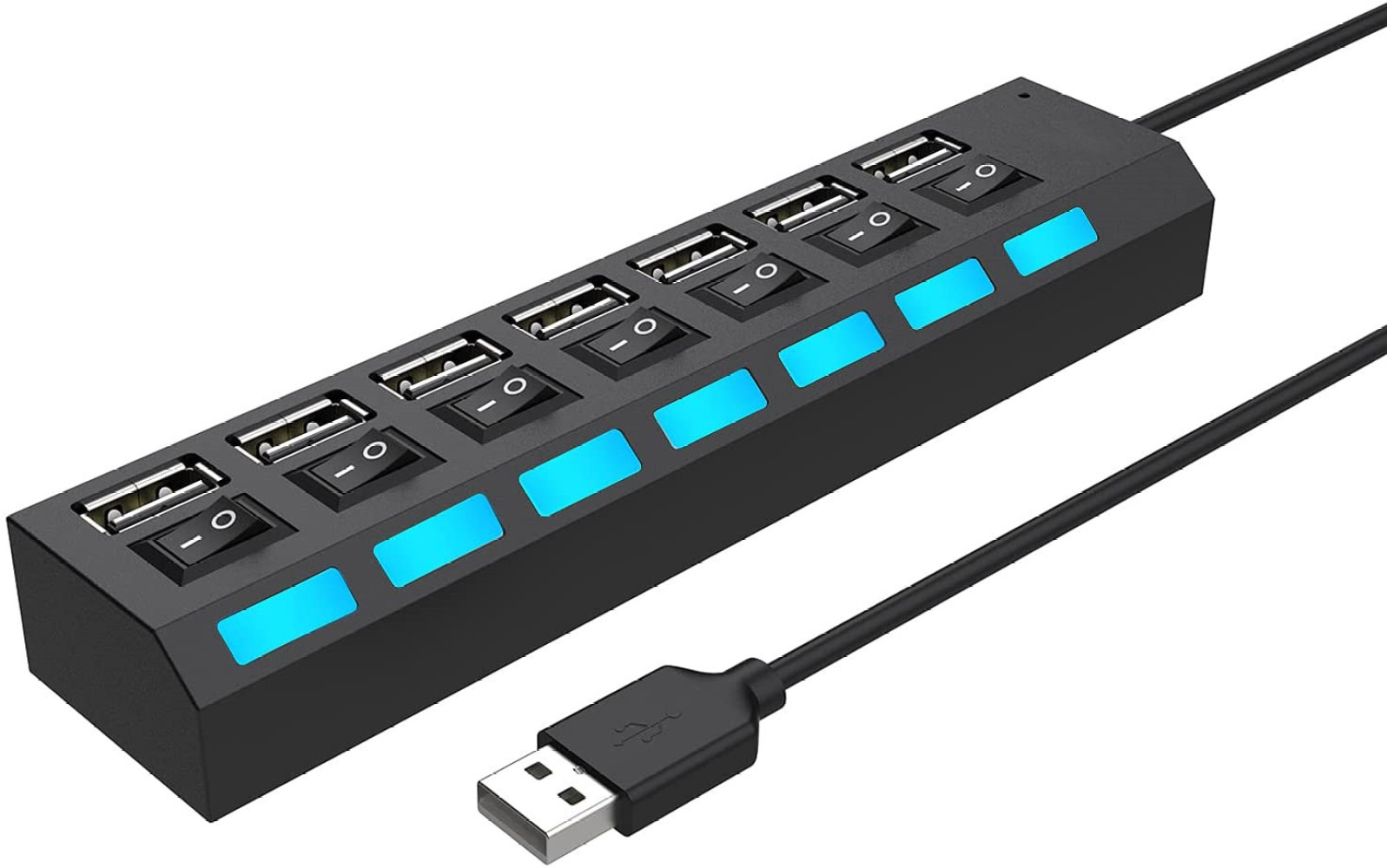 Ein schwarzer USB-Hub mit sieben Anschlüssen, Netzschaltern und einer blauen LED-Anzeige. Ein USB-Kabel ist mit dem Hub verbunden.