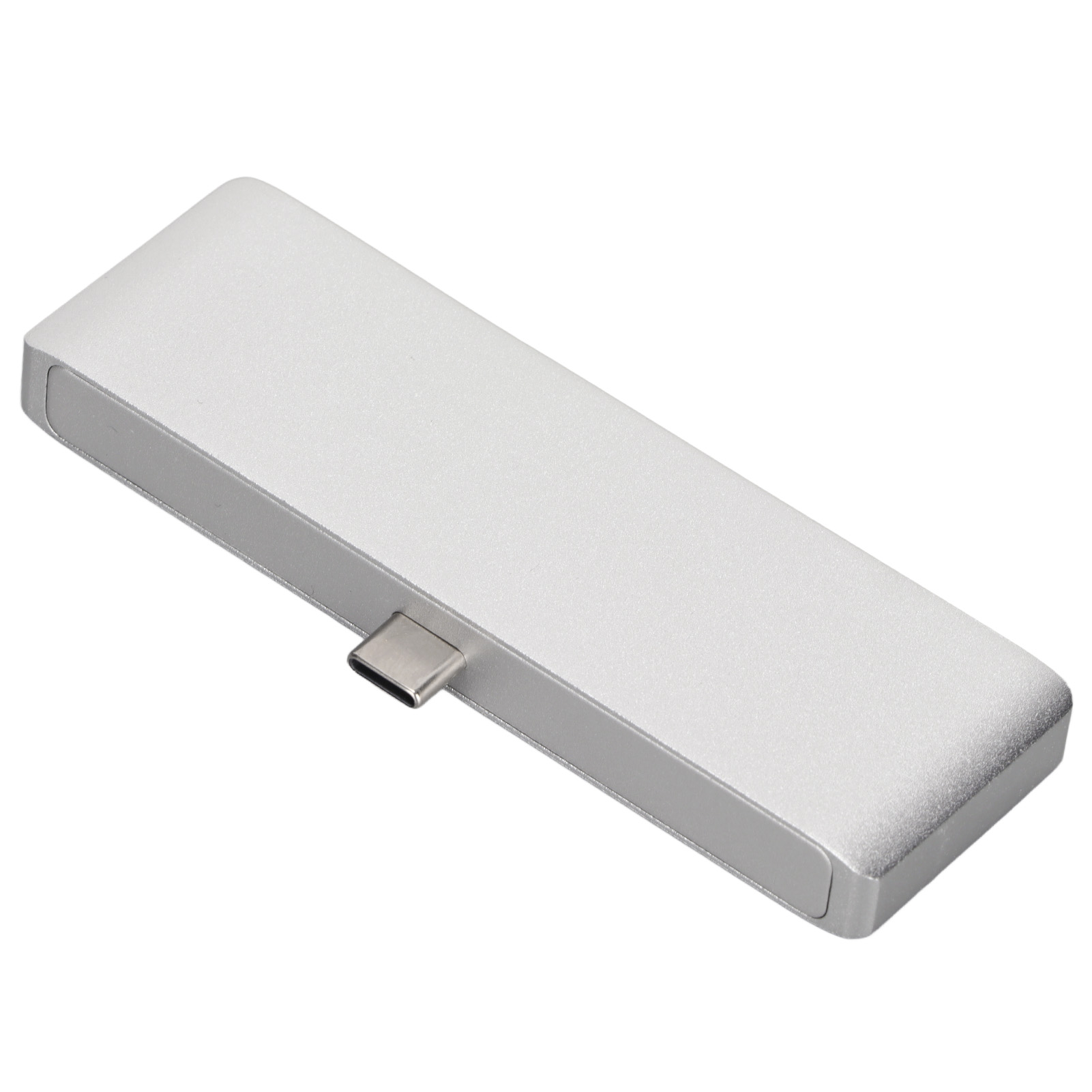 Ein silberner USB-C-Hub auf weißem Hintergrund. Er ist rechteckig mit einem herausragenden Anschluss.