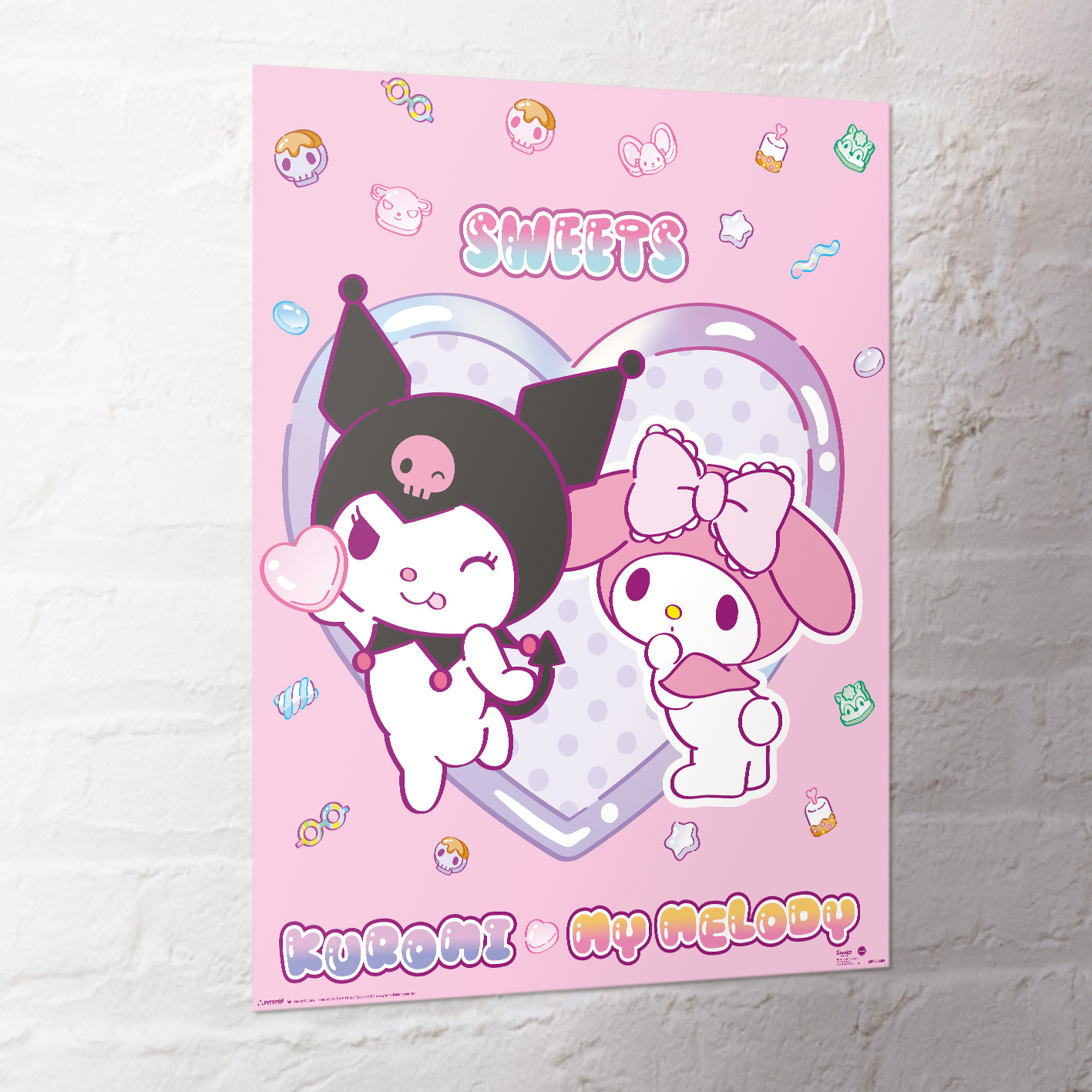 Rosa Poster mit Kuromi- und My Melody-Charakteren, Herz, Süßigkeiten und Text. Der Hintergrund ist rosa mit weißer Wand.