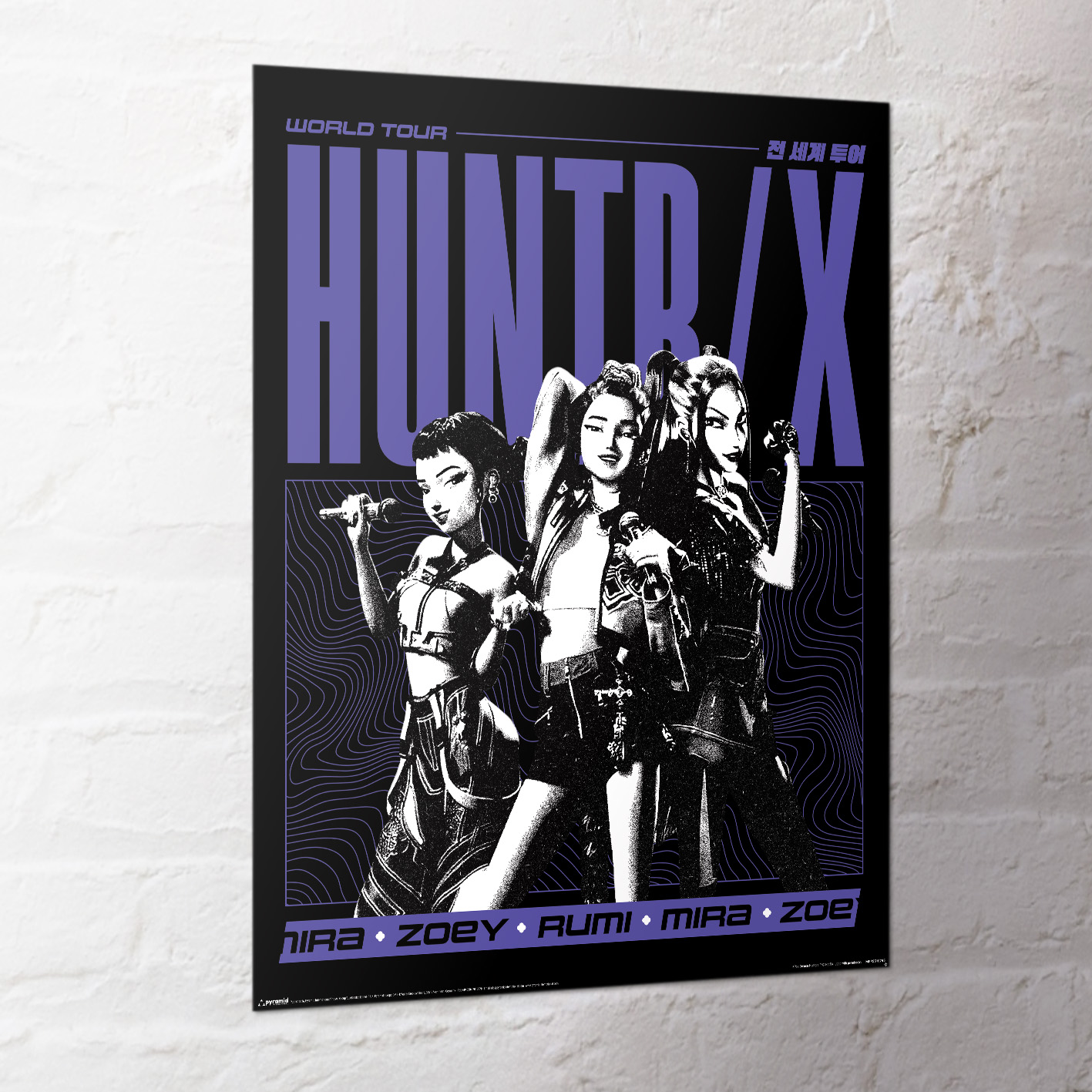 Poster einer Gruppe namens HUNTR/X. Drei Frauen mit Mikrofonen sind abgebildet. Der Hintergrund ist schwarz mit violettem Text und Wellenmustern.