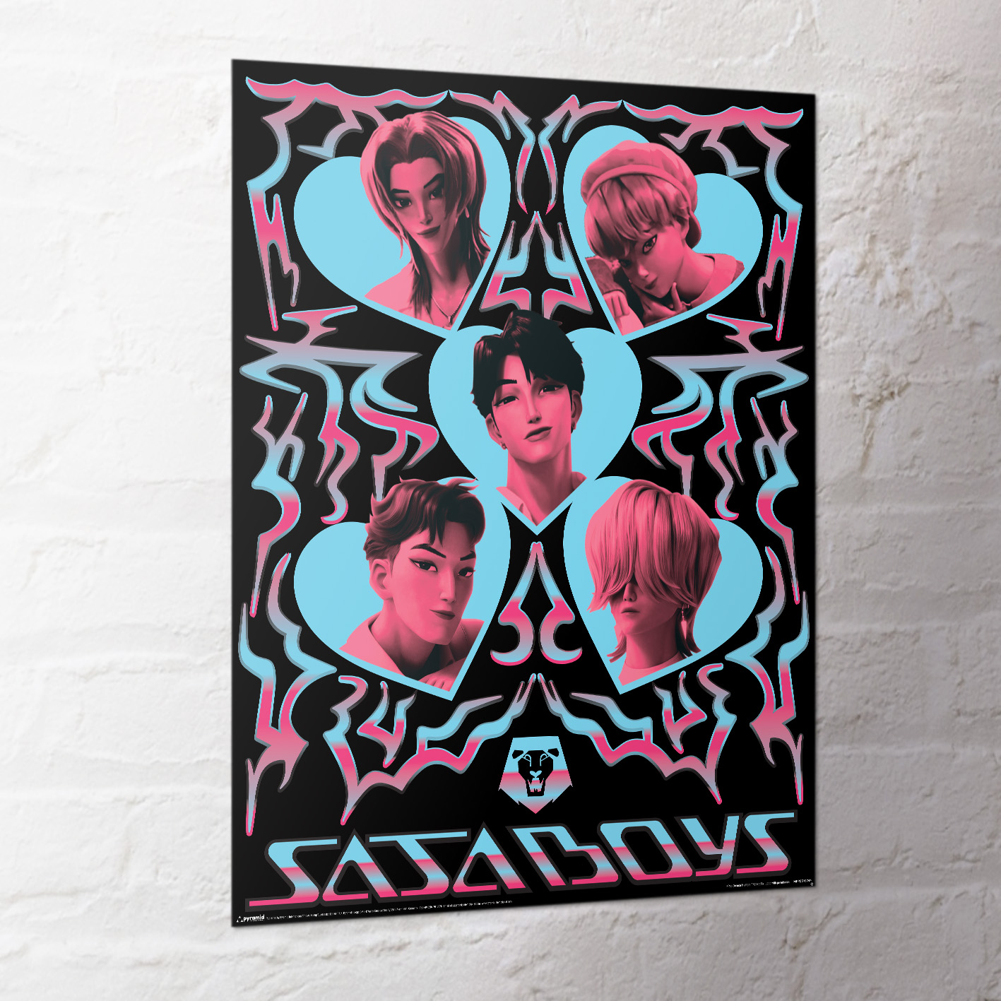 Poster einer Gruppe namens SASABOYS. Es zeigt fünf stilisierte Porträts in herzförmigen Rahmen mit rosa und blauen Akzenten auf schwarzem Hintergrund.