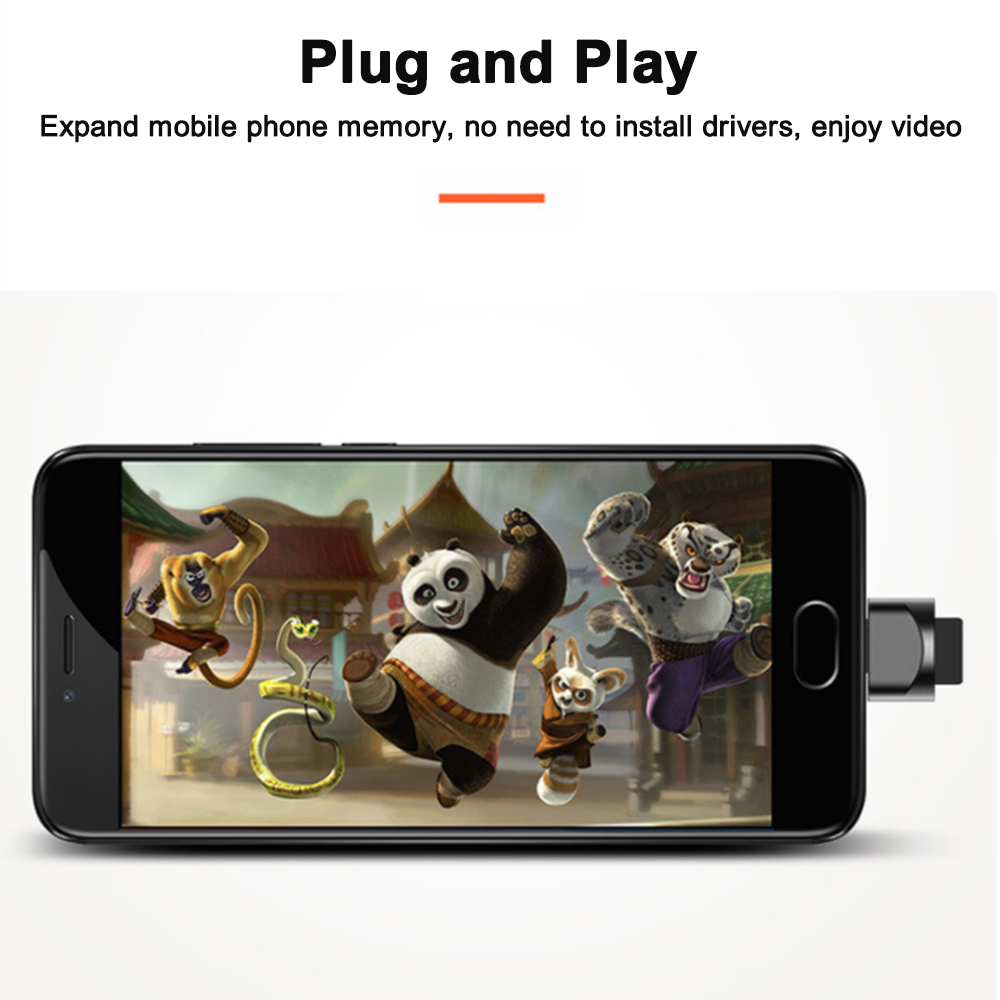 Ein Telefon zeigt Kung Fu Panda-Figuren. Ein schwarzes Telefon ist mit einem silbernen Adapter verbunden. Der Text 'Plug and Play' steht oben.