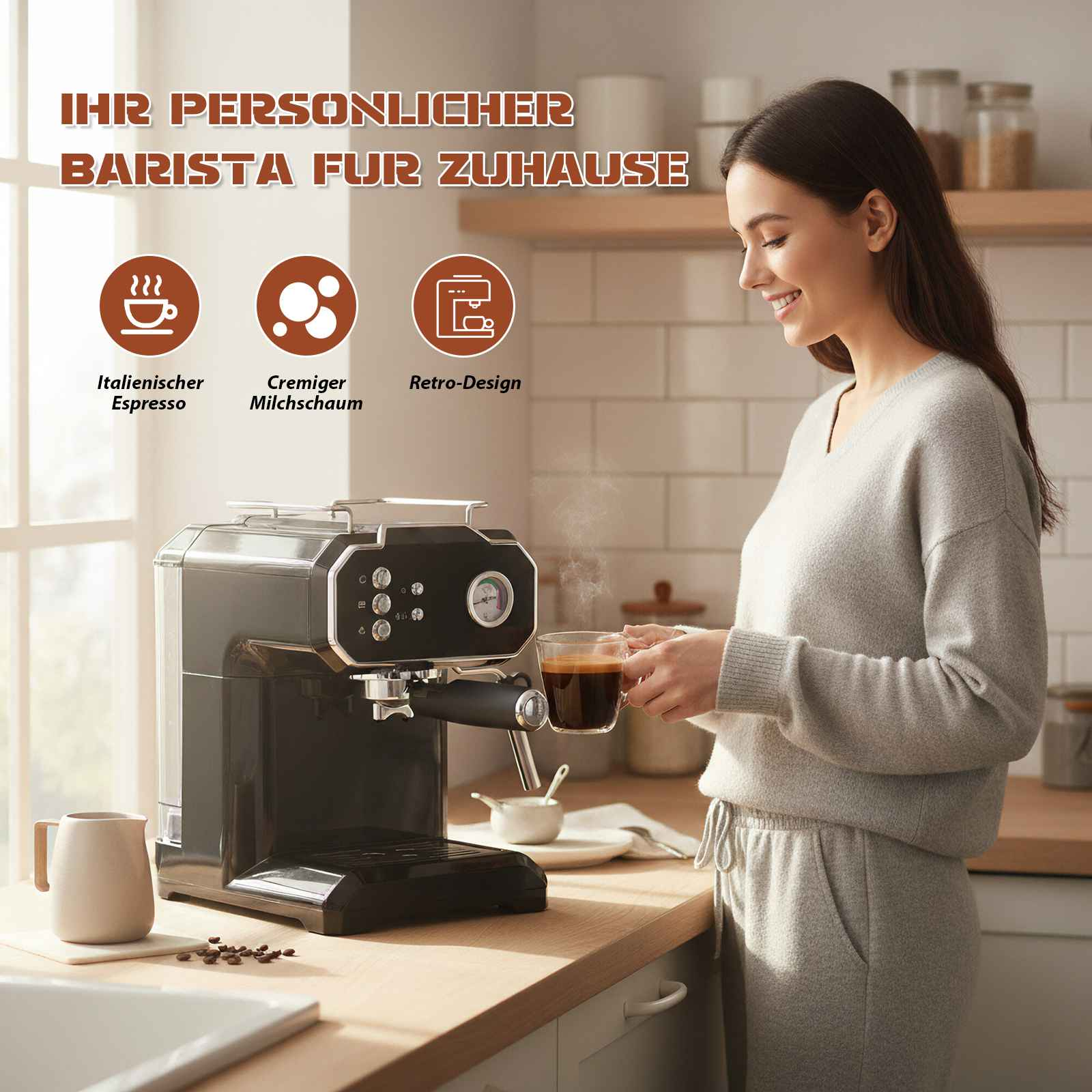Eine Frau hält eine Kaffeetasse neben einer Kaffeemaschine. Die Szene spielt in einer Küche.