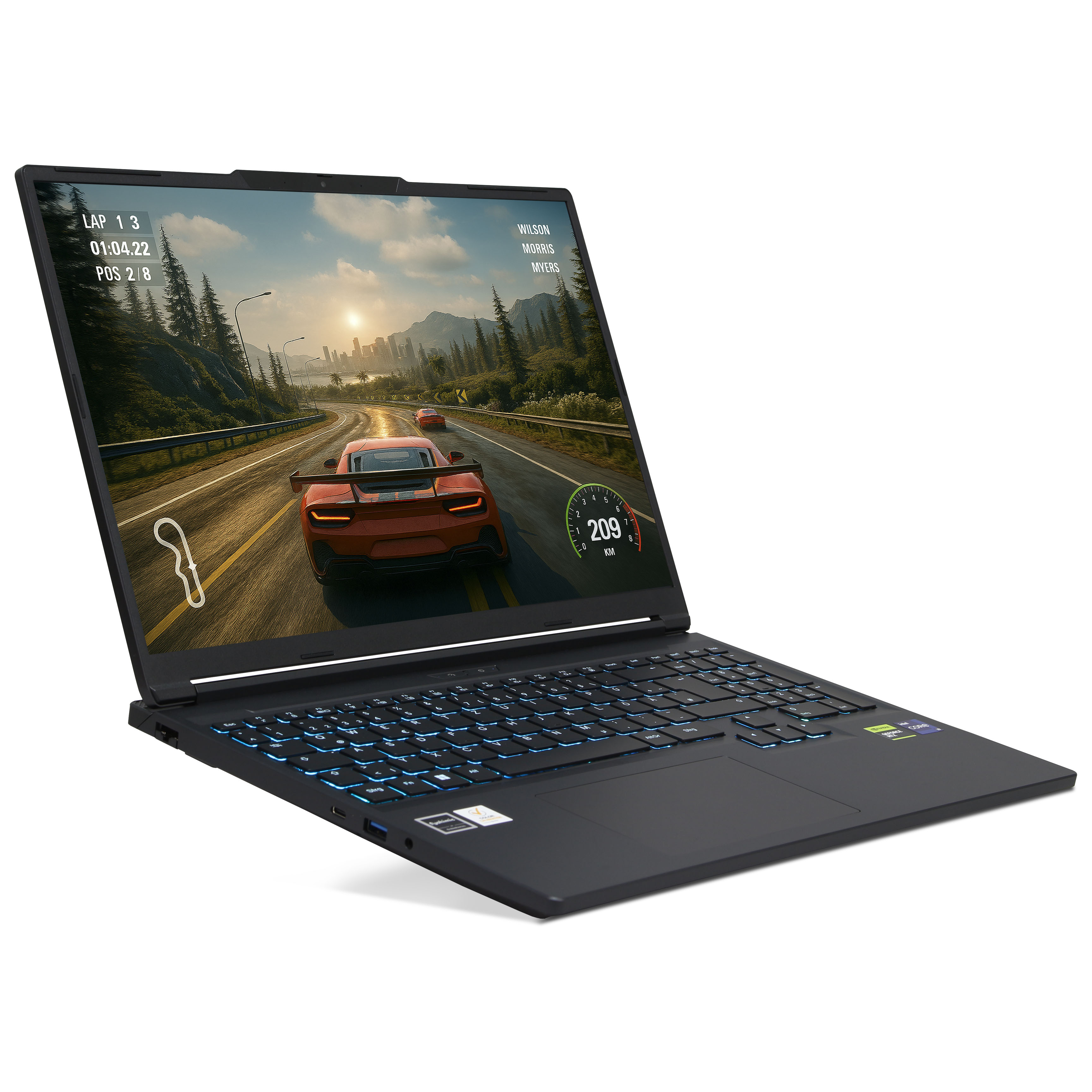 Ein Laptop zeigt ein Rennspiel. Ein rotes Auto fährt auf einer Rennstrecke. Der Laptop ist schwarz und offen auf weißem Grund.
