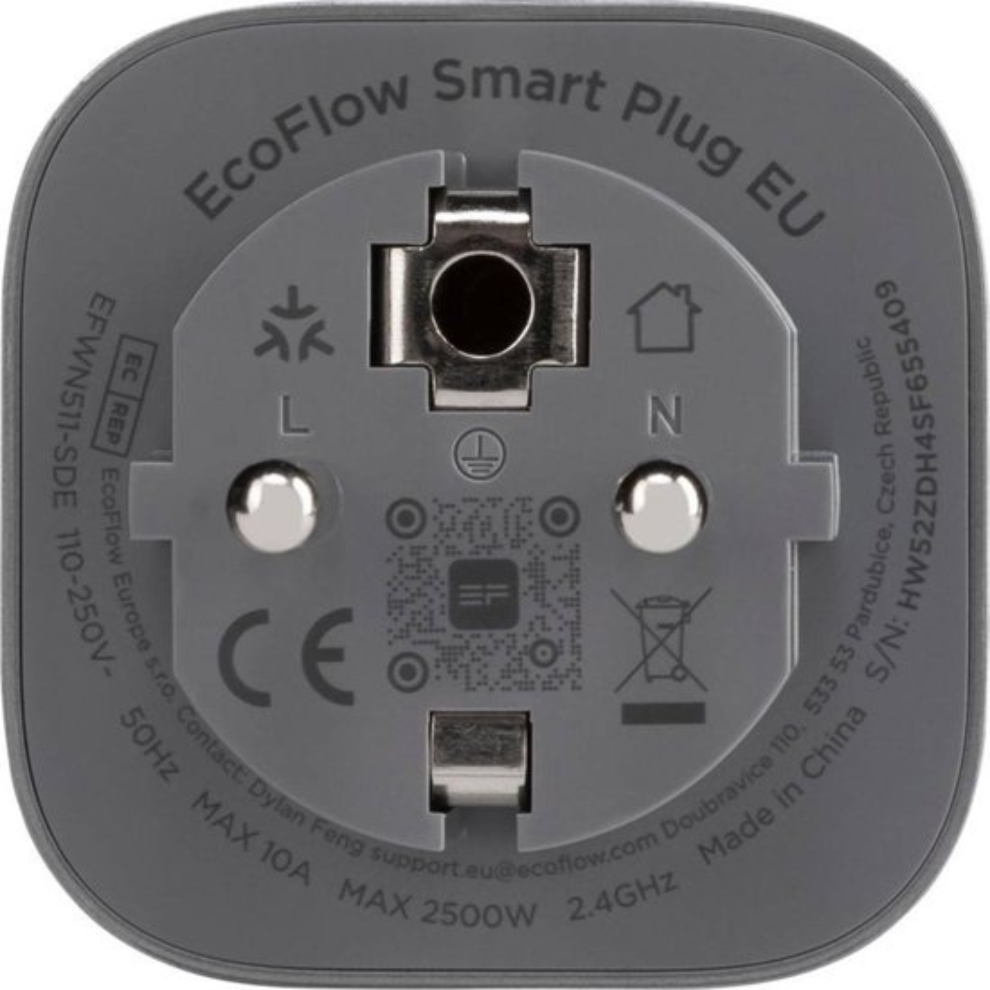 Ein grauer EcoFlow Smart Plug EU. Er hat Metallstifte, einen QR-Code und regulatorische Symbole. Text enthält 'Made in China'.