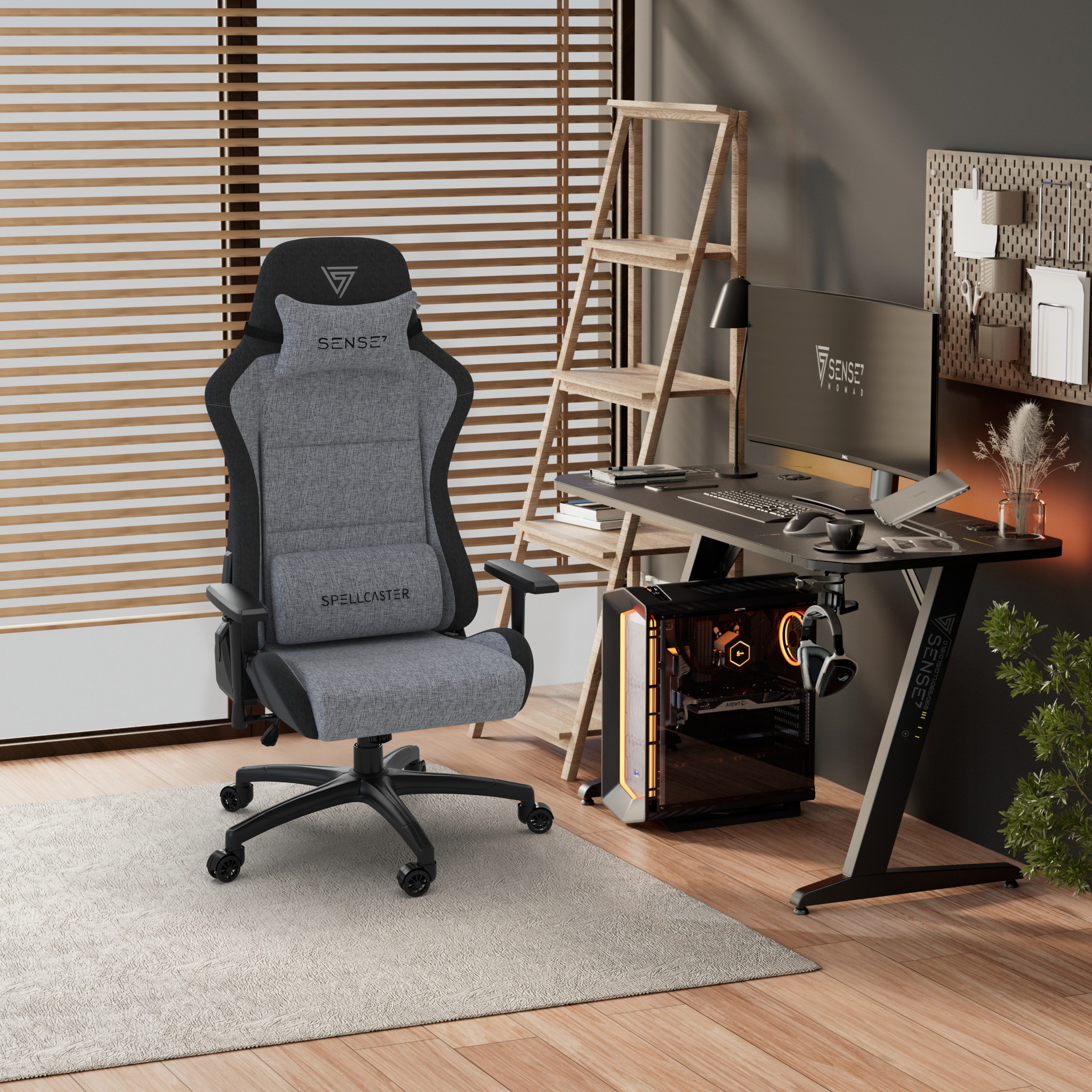 Een gaming-opstelling met stoel, bureau, computer en accessoires. Een raam met jaloezieën op de achtergrond.