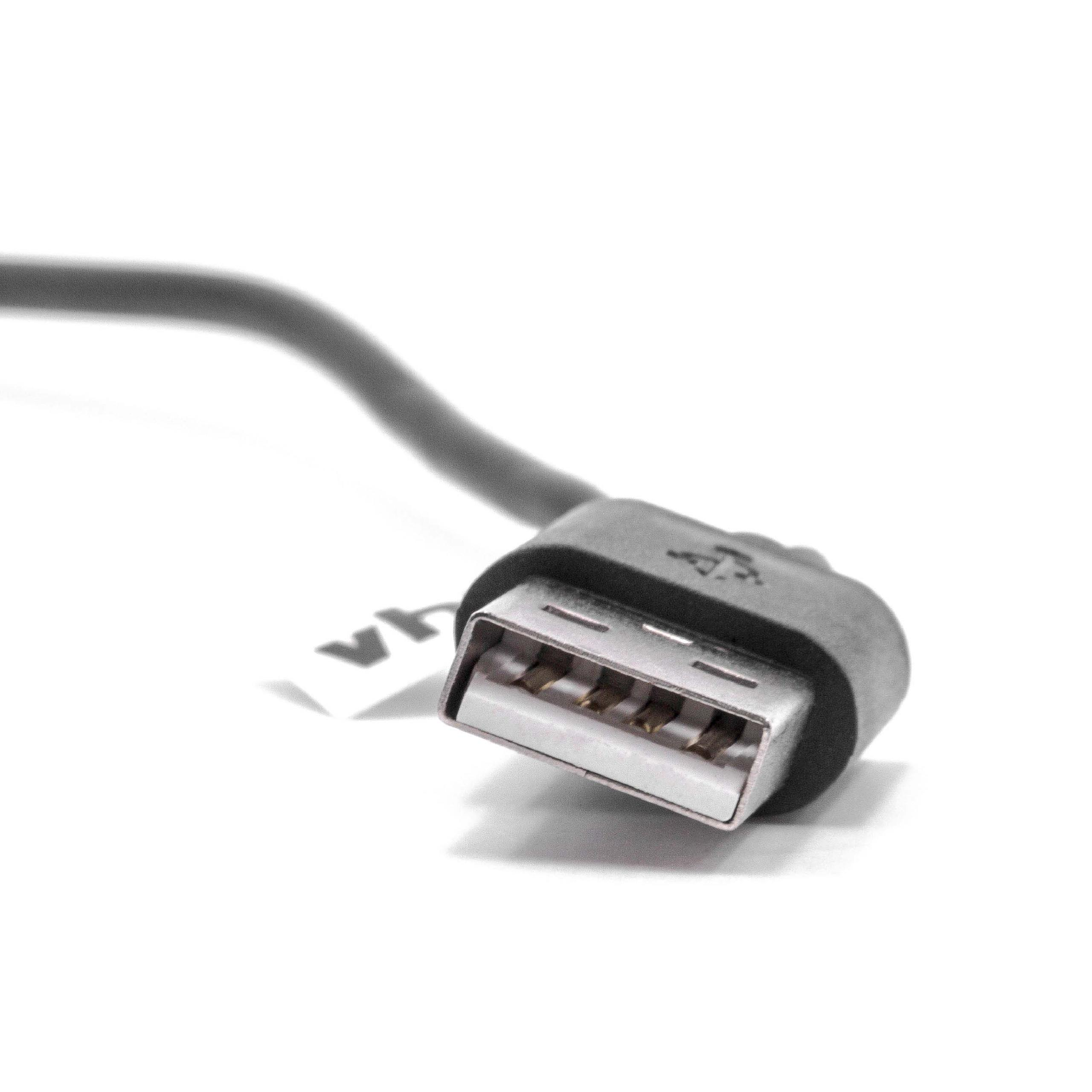 Nahaufnahme eines USB-Kabels mit rechteckigem Stecker. Der Stecker ist eingesteckt. Weißer Hintergrund.