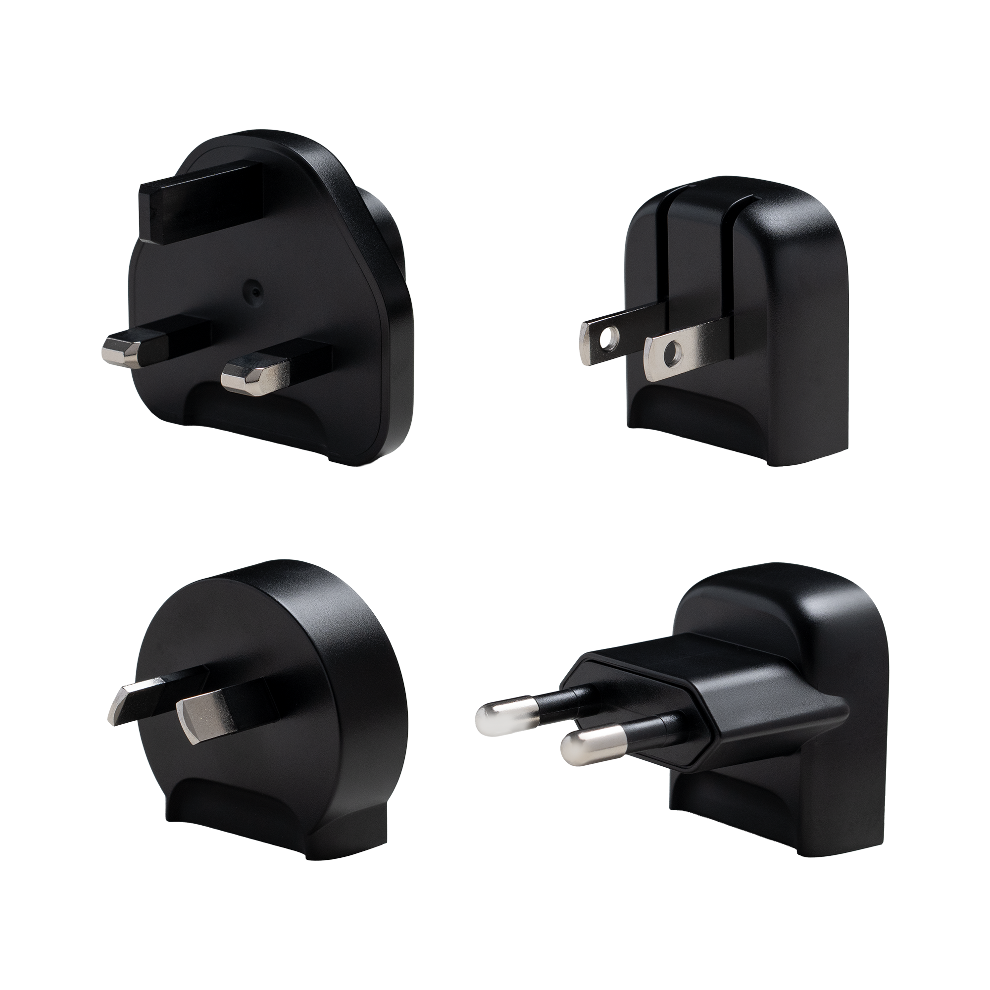 Vier schwarze Netzadapterstecker mit silbernen Stiften, abgewinkelt und isoliert auf weißem Grund, verschiedene Ansichten.
