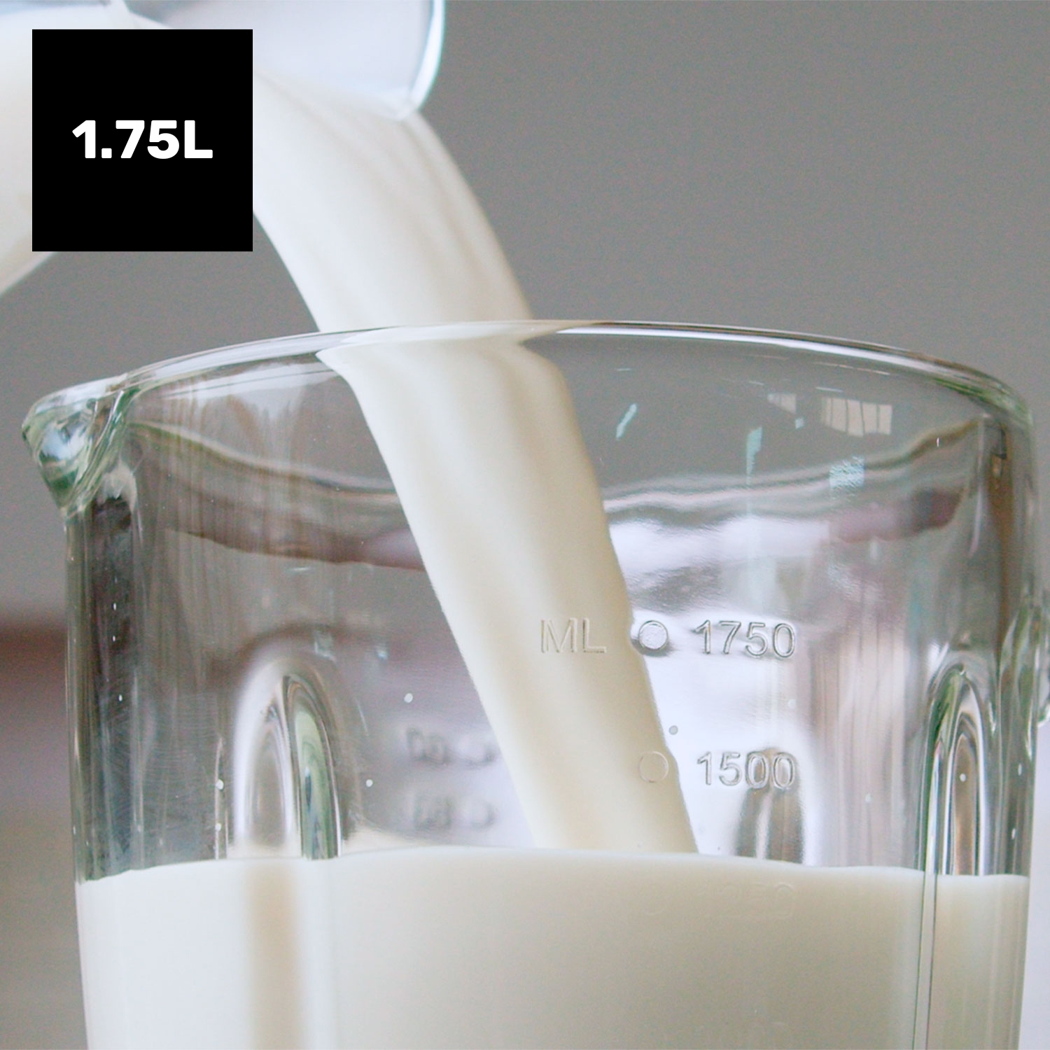 Latte versato in un misurino. Il misurino ha delle tacche. Un quadrato nero nell'angolo mostra 1,75L.
