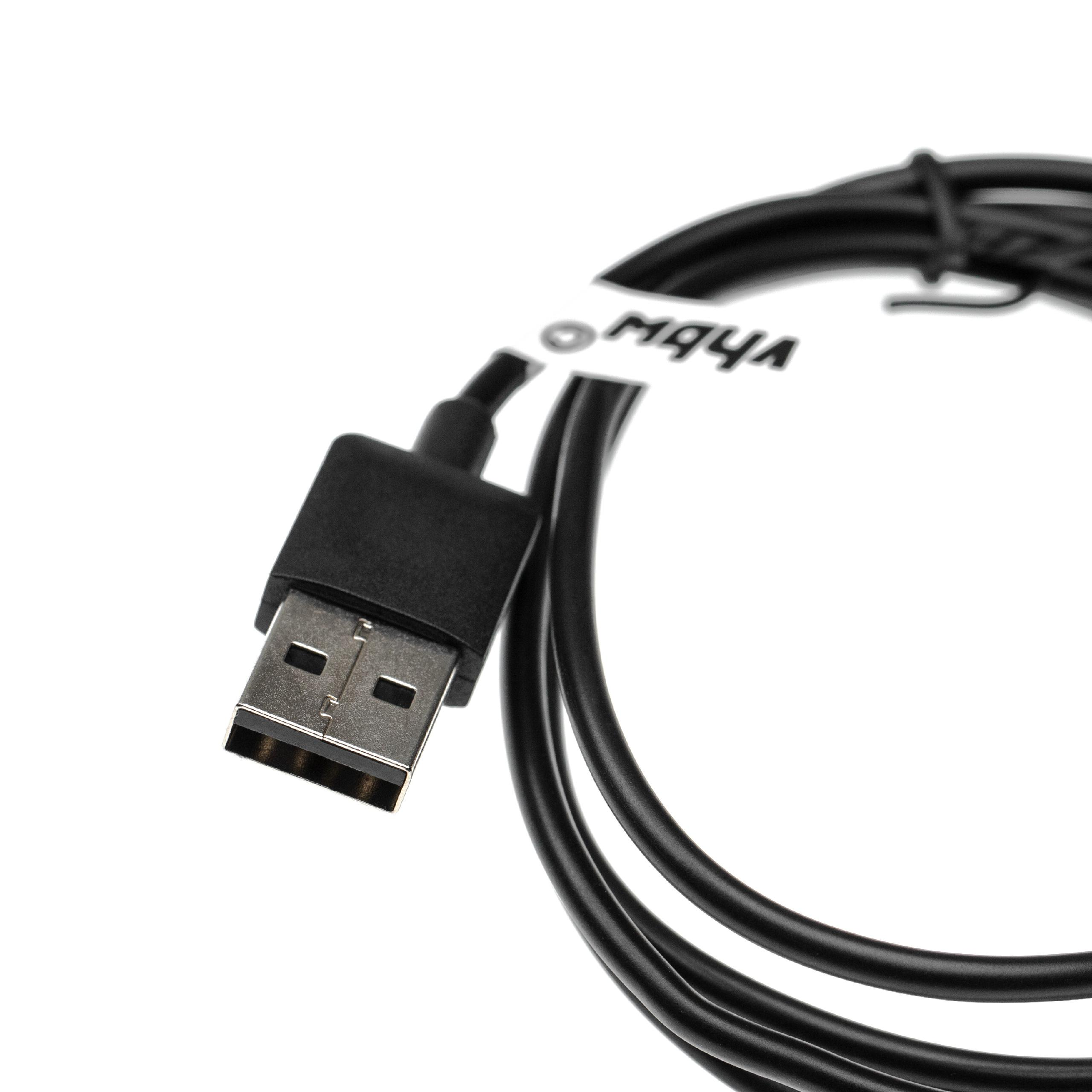 Nahaufnahme eines schwarzen USB-Kabels mit silbernem Stecker vor weißem Hintergrund.