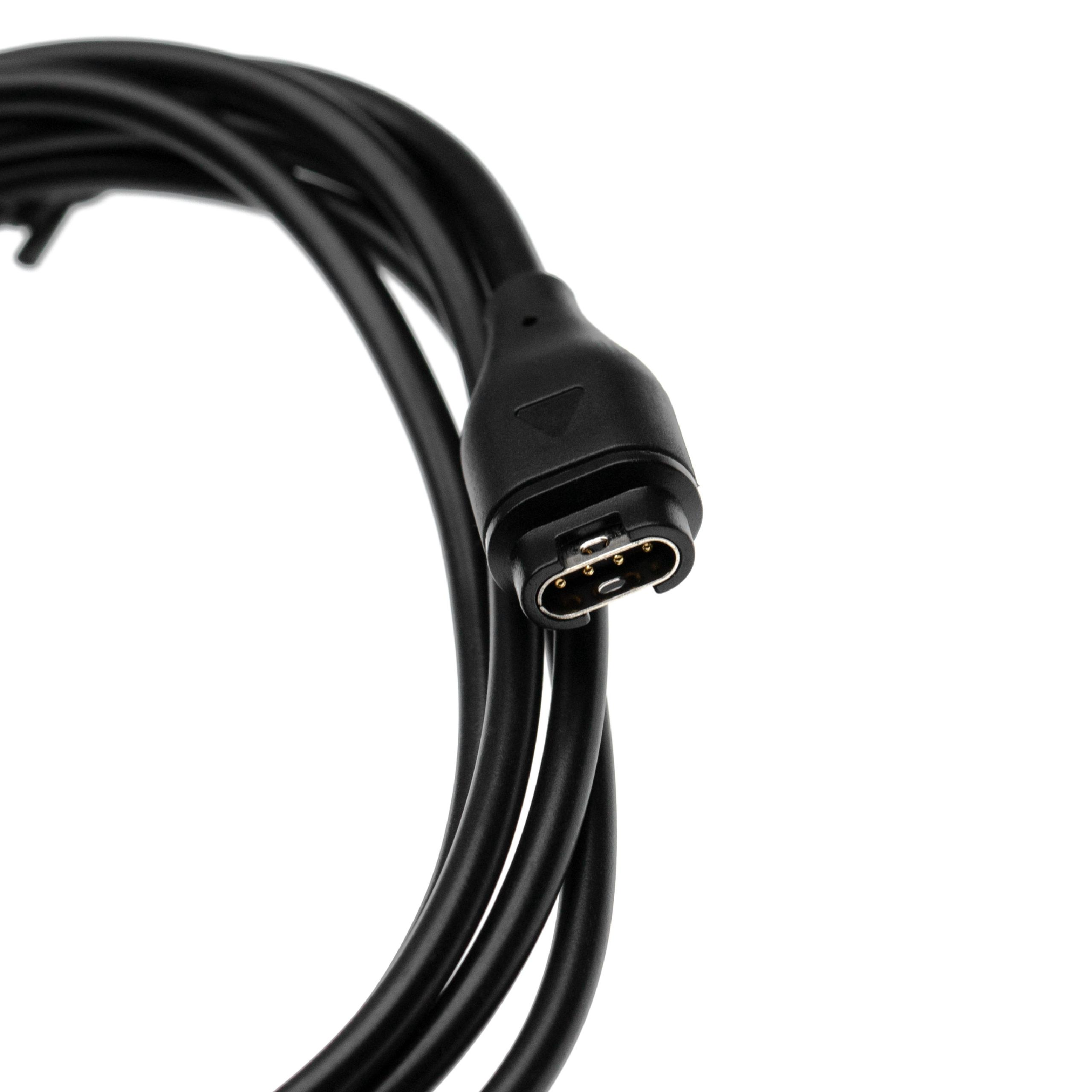 Nahaufnahme eines schwarzen Kabels mit Stecker am Ende, vor weißem Hintergrund.