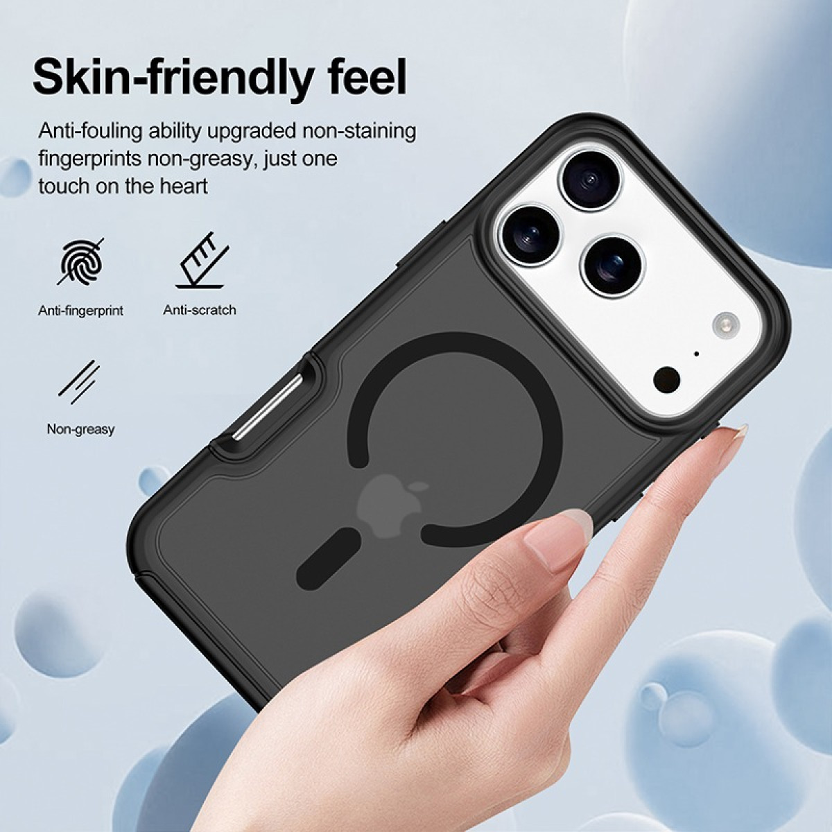 Una mano tiene in mano un telefono racchiuso in una custodia nera. La custodia ha un cerchio magnetico. Il testo menziona sensazione delicata sulla pelle e anti-impronte.