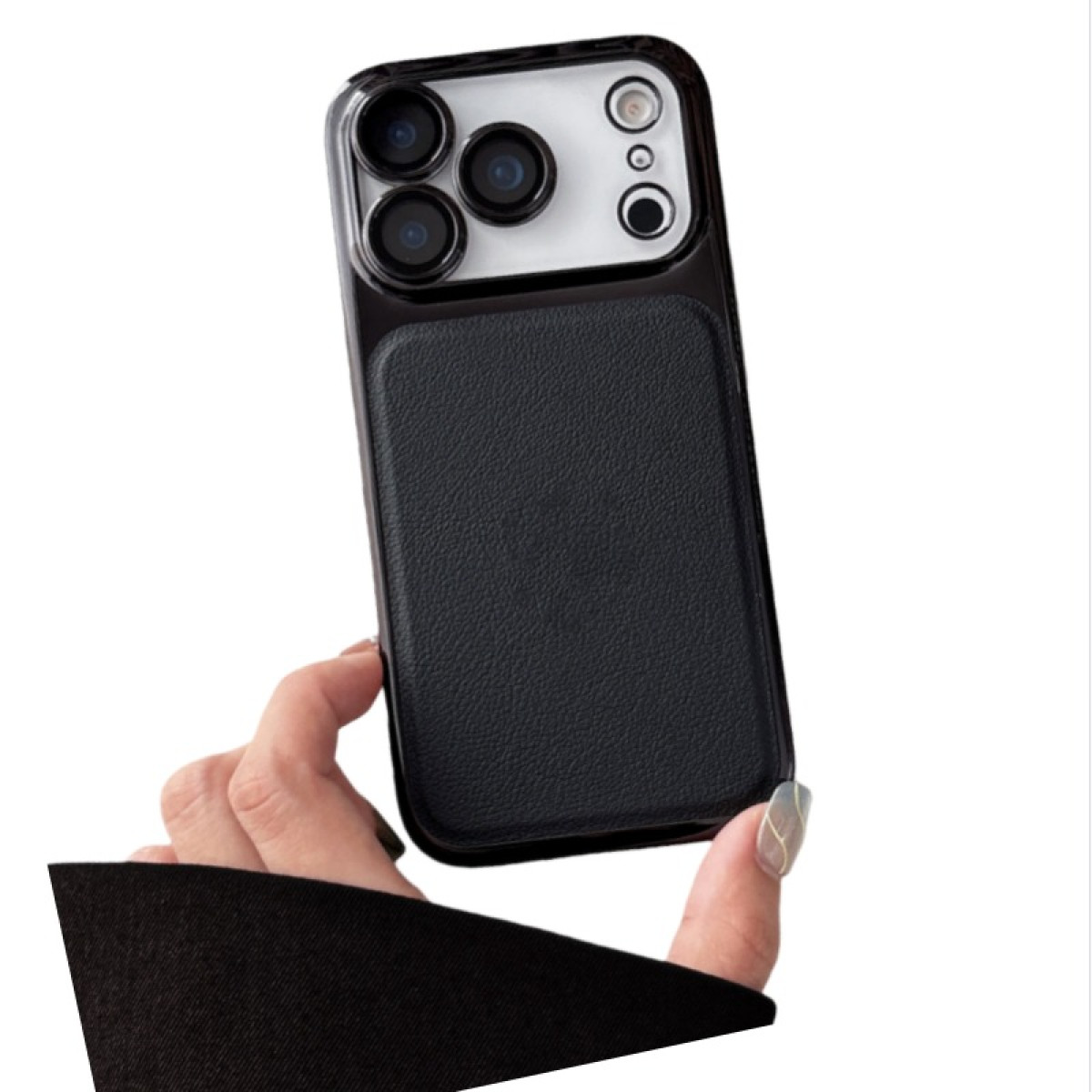 Una mano tiene una custodia nera per telefono con modulo fotocamera. La custodia ha un aspetto strutturato simile alla pelle.