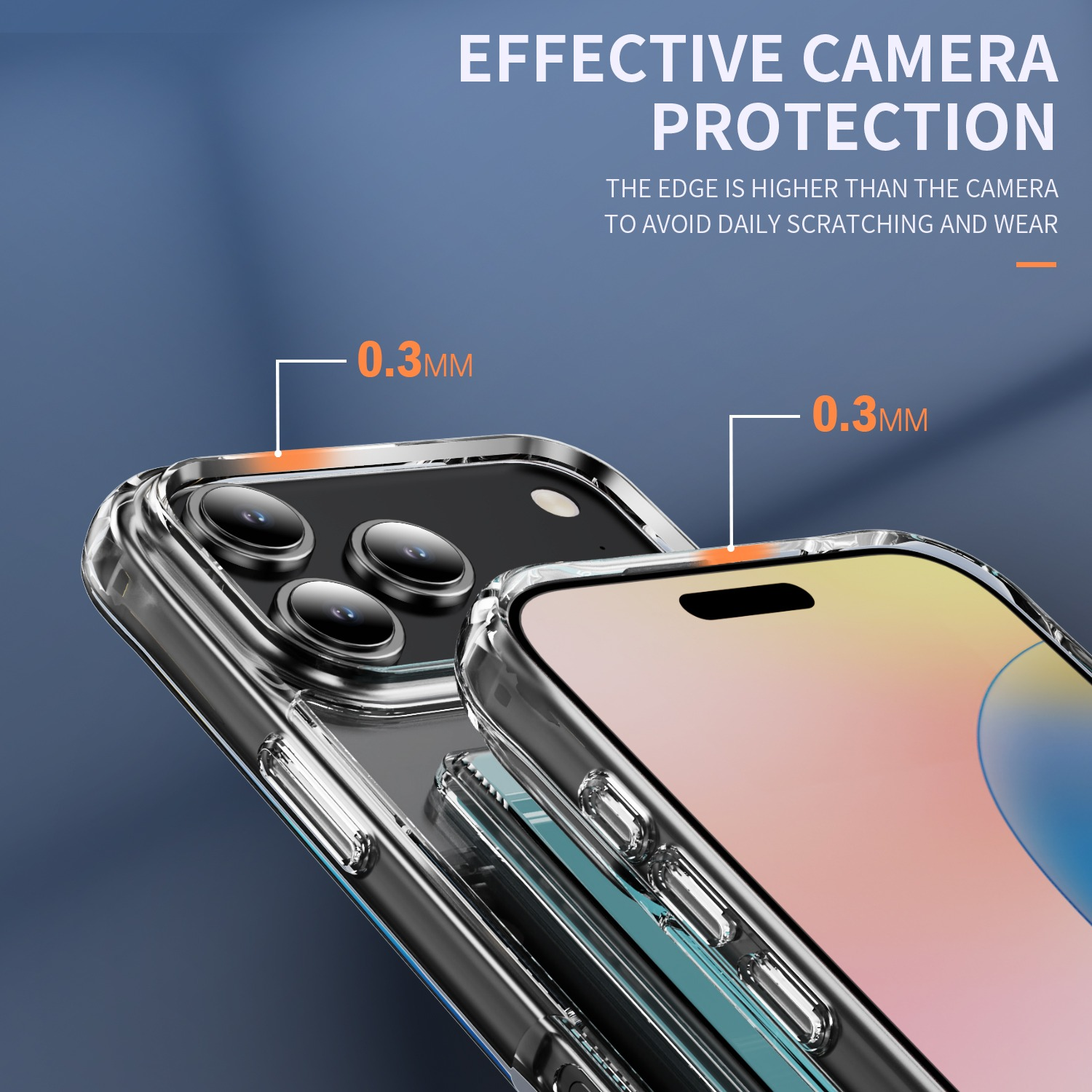 Un telefono in una custodia trasparente. Il testo evidenzia la protezione della fotocamera con un bordo rialzato di 0,3 mm per evitare graffi. Lo sfondo è blu.