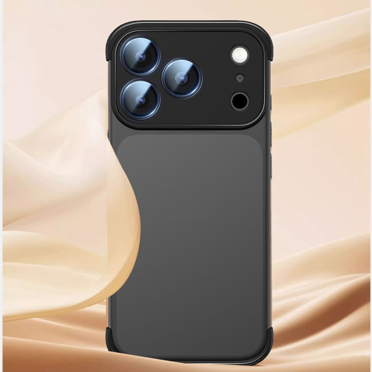 Una custodia nera per telefono con un modulo fotocamera con tre lenti e un flash. Lo sfondo è un tessuto morbido e fluido nei toni del beige.