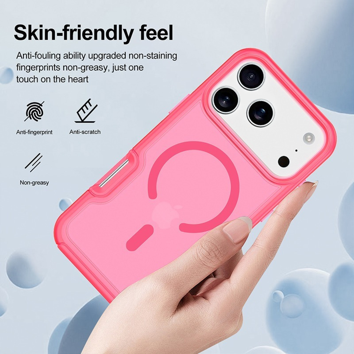 Una custodia rosa per telefono con retro trasparente è tenuta in mano. La custodia ha un cerchio magnetico e tre fori per la fotocamera.