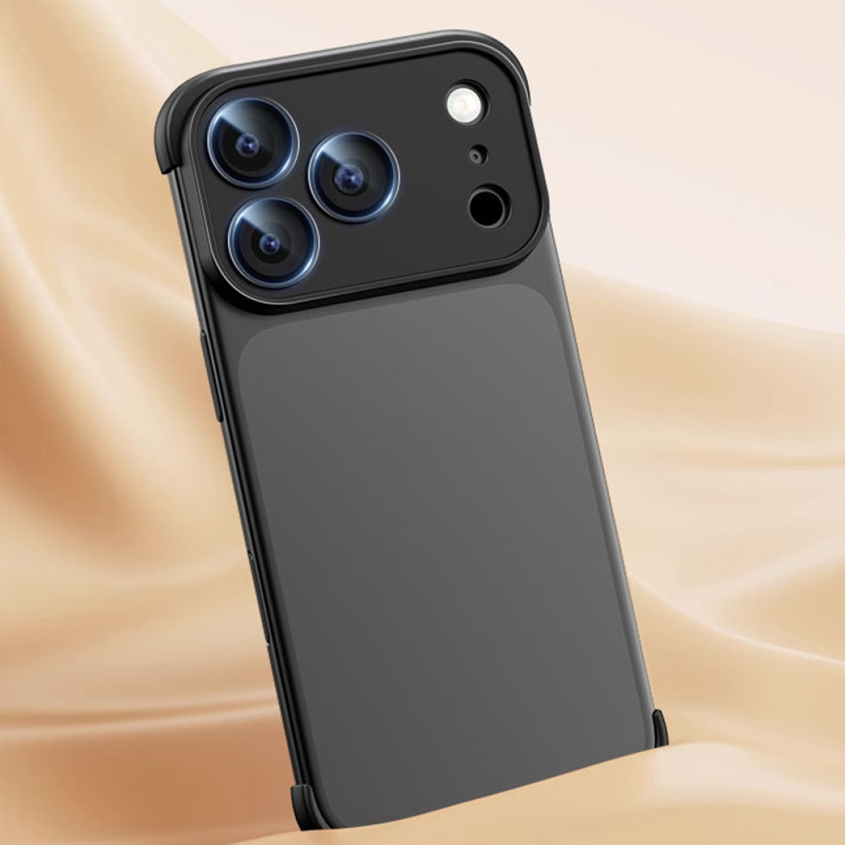 Custodia nera per telefono con più obiettivi e un flash. Lo sfondo è un tessuto beige.