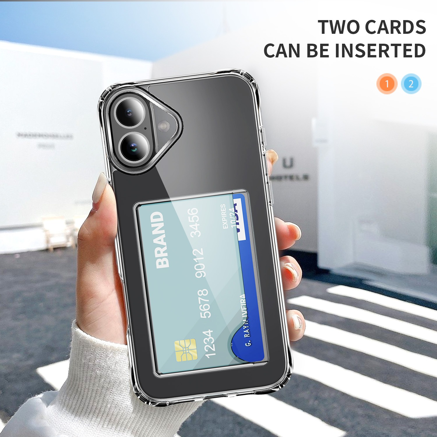 Una mano tiene in mano un telefono in una custodia trasparente. C'è una carta di credito nella custodia. Testo: 'È possibile inserire due carte'.