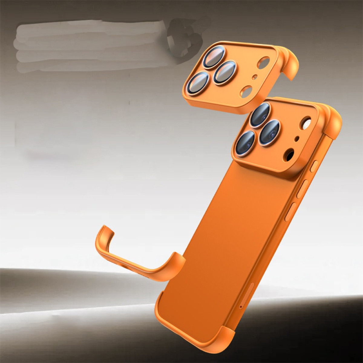 Custodia per telefono arancione con protezioni per fotocamera, fluttuante. Lo sfondo è una sfumatura grigio-bianca.