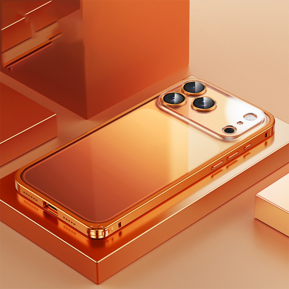 Eine goldene Handyhülle mit drei Kameralinsen auf einer goldenen quadratischen Plattform vor einem orangefarbenen Farbverlauf.