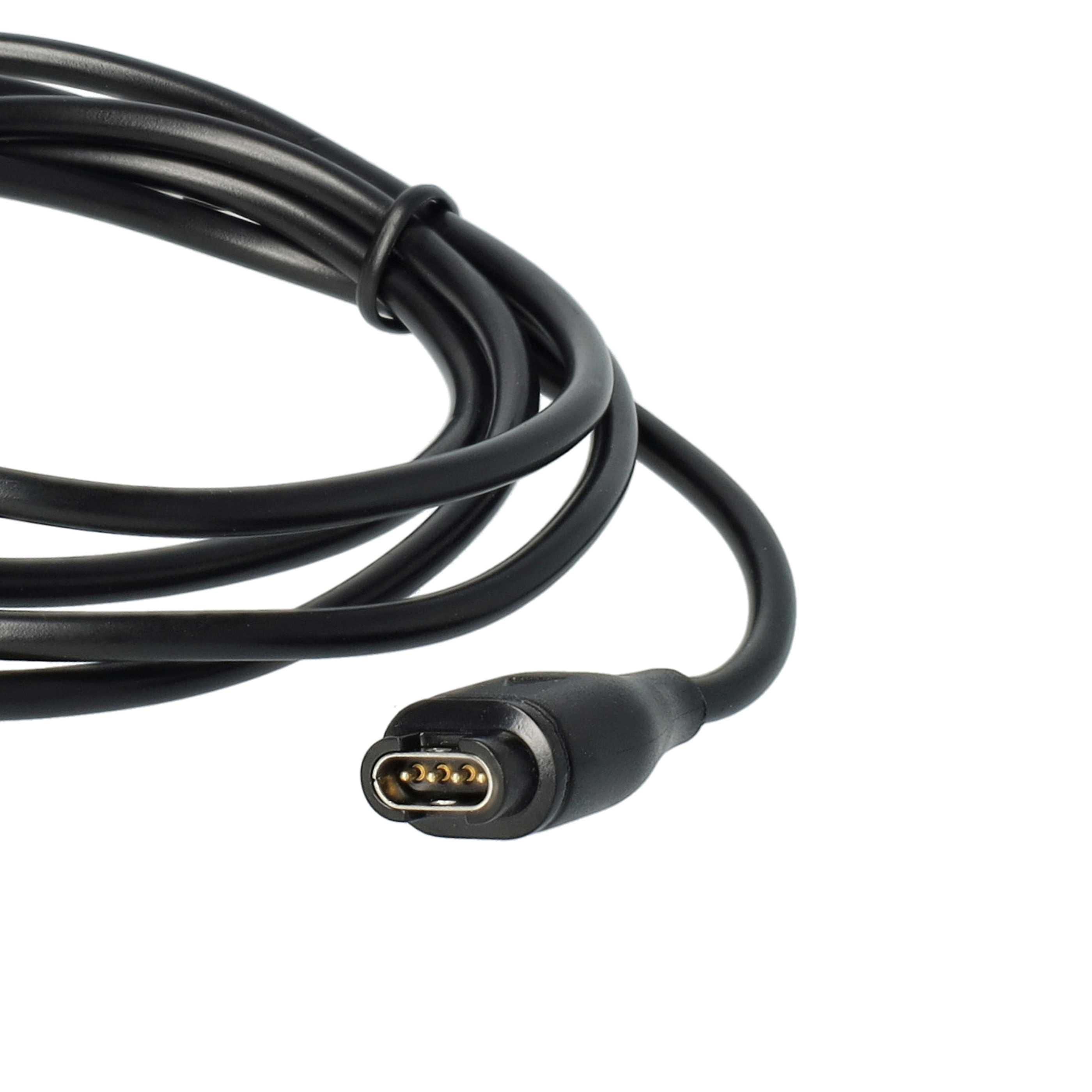 Ein schwarzes Ladekabel mit einem Stecker am Ende. Das Kabel befindet sich auf weißem Hintergrund.