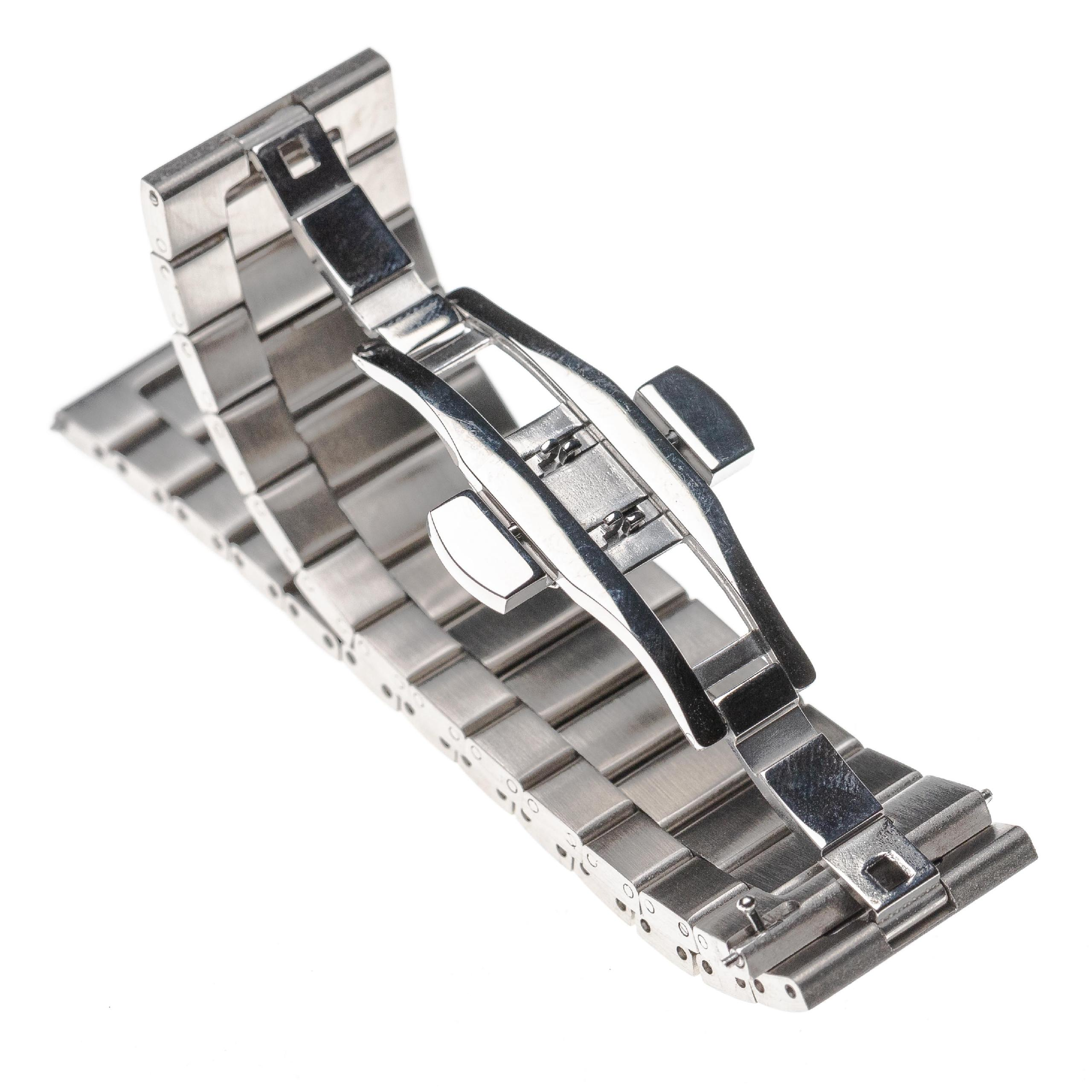 Nahaufnahme eines silbernen Metallarmbands auf weißem Hintergrund. Das Band ist über sich selbst gefaltet.