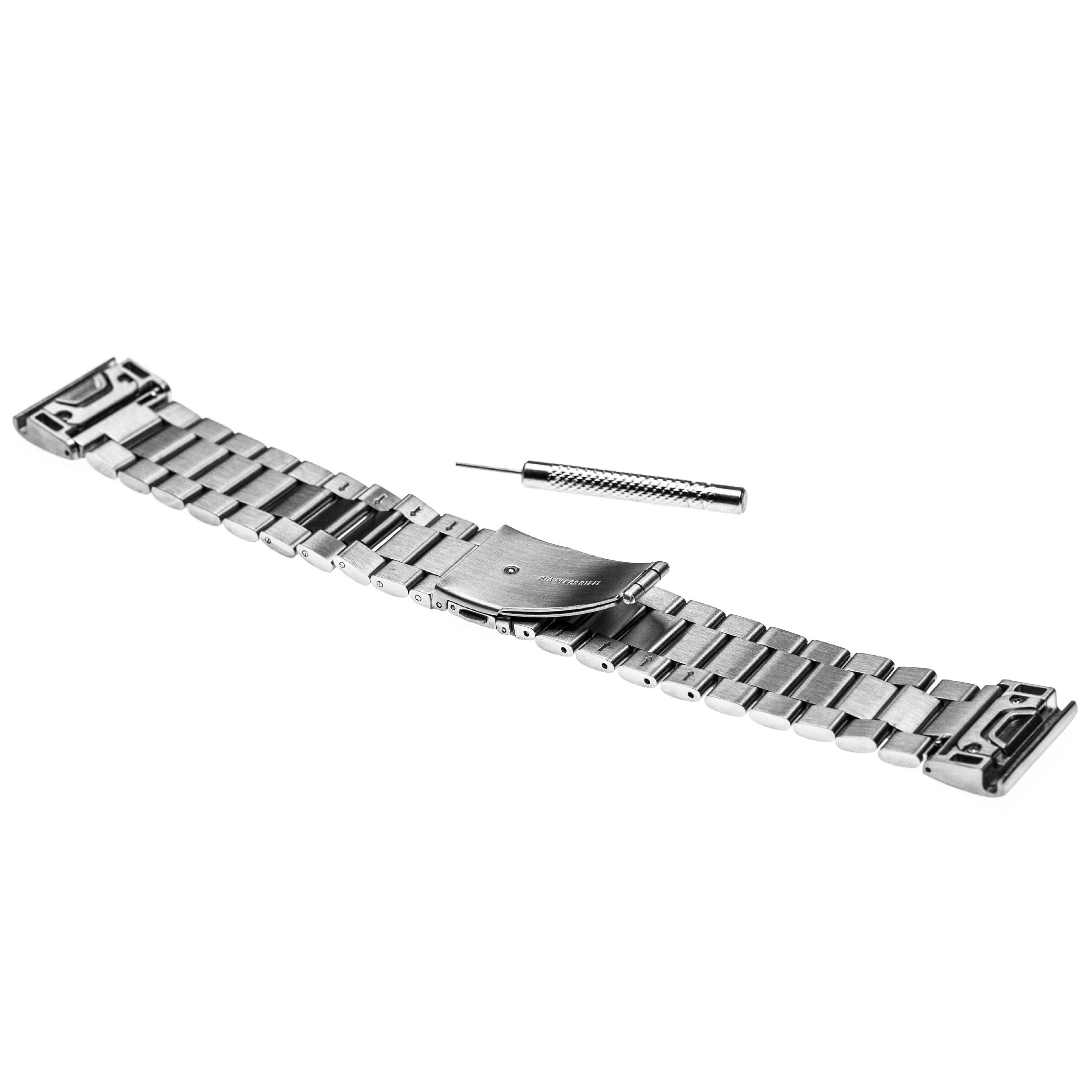 Ein Metall-Uhrenarmband und ein kleines Werkzeug liegen auf einer weißen Oberfläche. Das Band ist silberfarben.