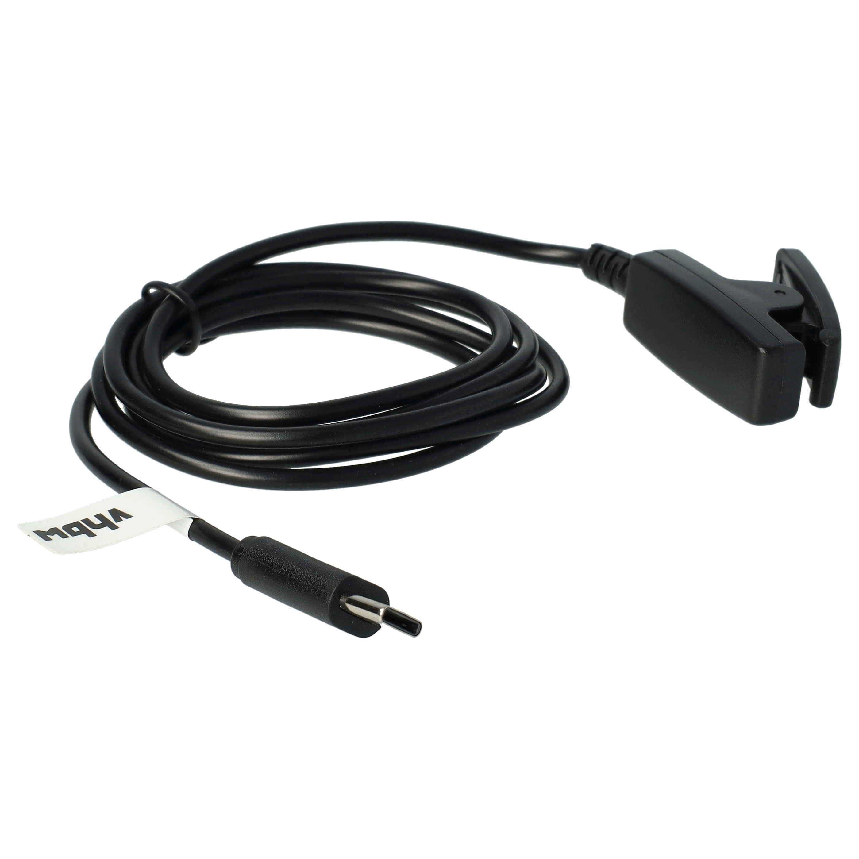 Schwarzes Kabel mit Stecker, Clip und Etikett. Das Kabel ist aufgerollt. Weißer Hintergrund.