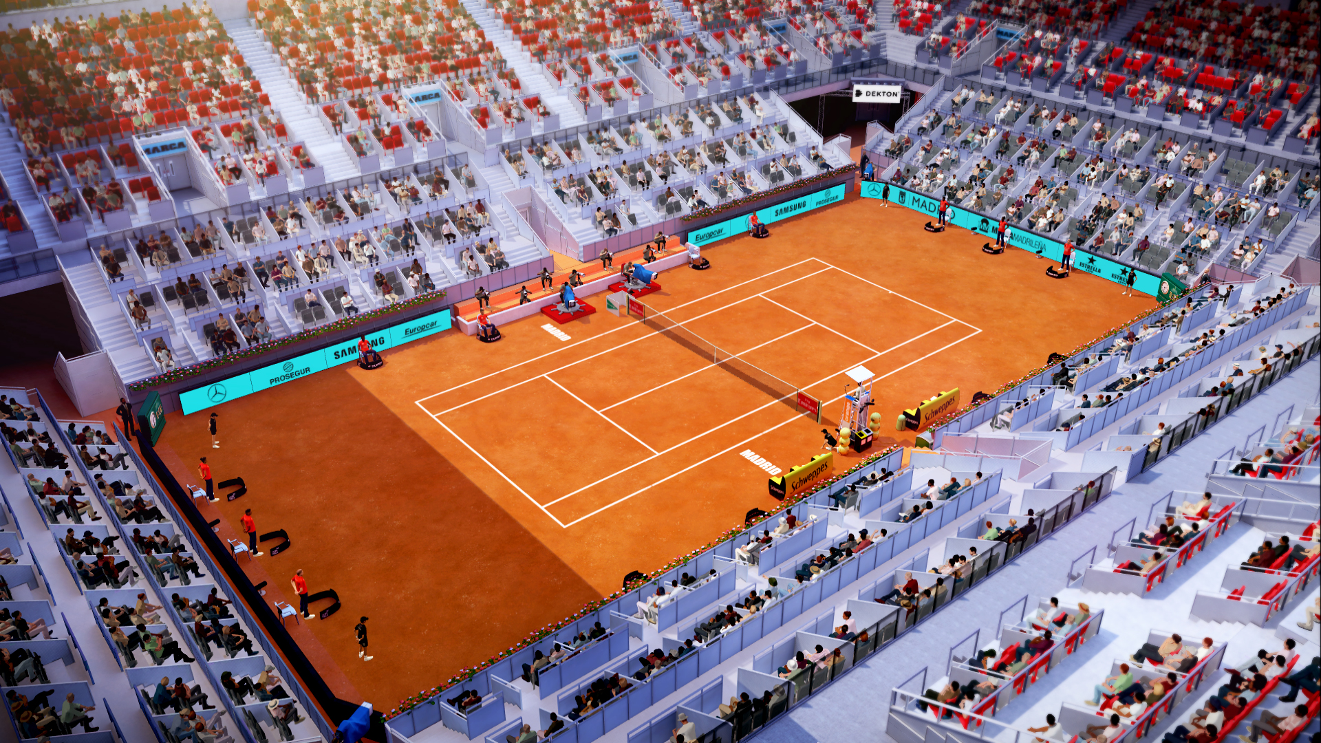 Ansicht eines Tennisstadions. Roter Sandplatz, Zuschauer auf den Tribünen, Marken wie Samsung und Marca sind sichtbar. Spieler und Offizielle sind anwesend.