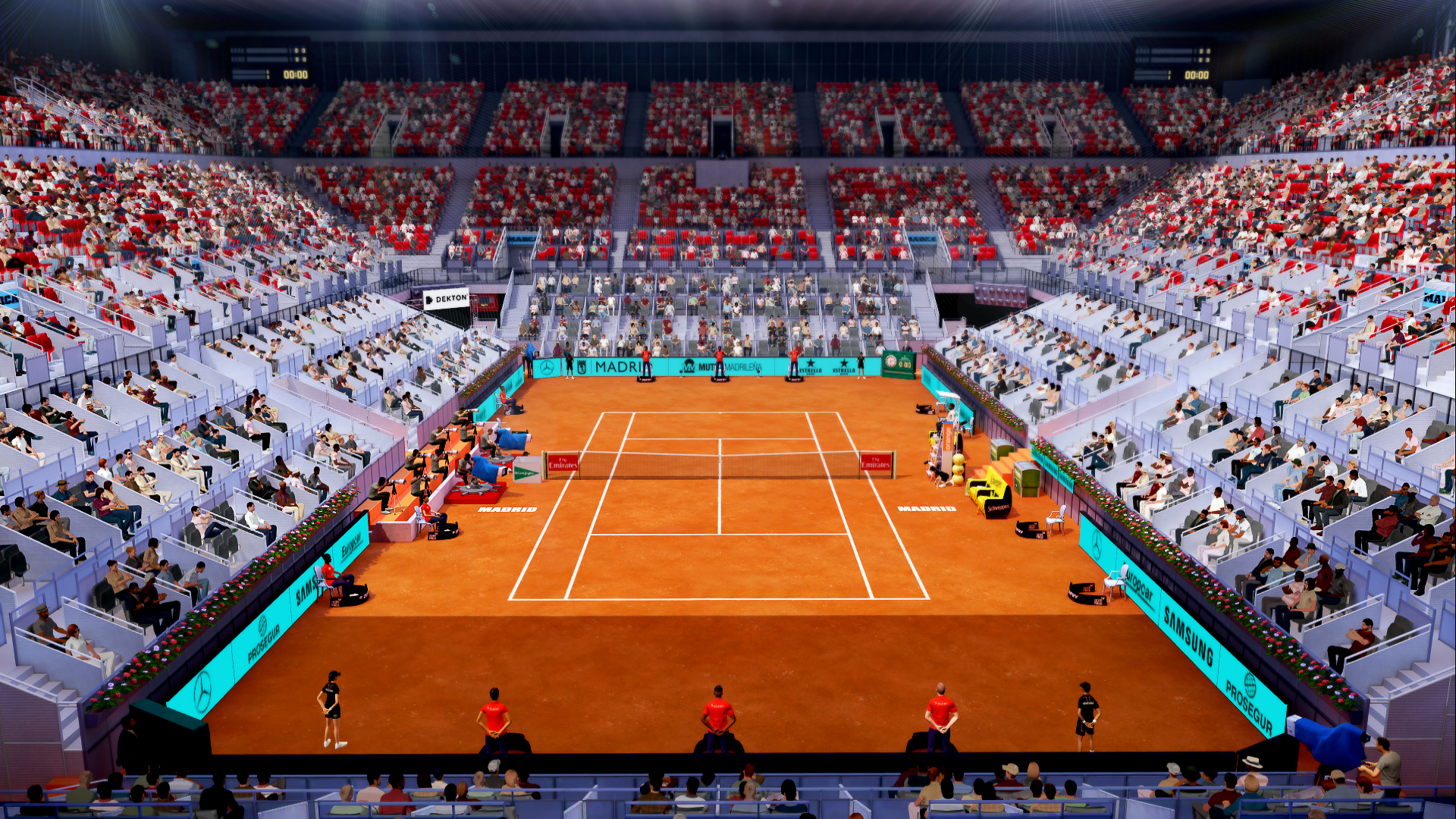 Tennisplatz mit Spielern, umgeben von Zuschauern in einem Stadion. Sponsorentafeln sind sichtbar. Der Platz ist orange.