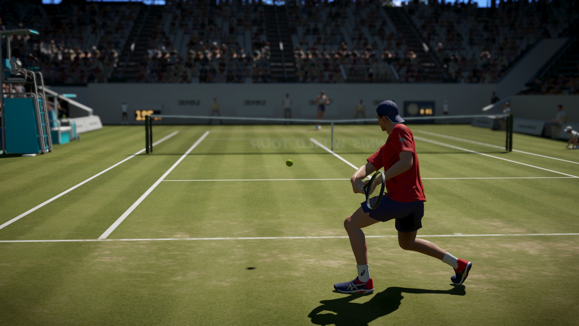 Ein Tennisspieler in einem roten Hemd schlägt einen Ball auf einem grünen Platz. Ein Netz trennt den Platz, und Zuschauer füllen den Hintergrund.