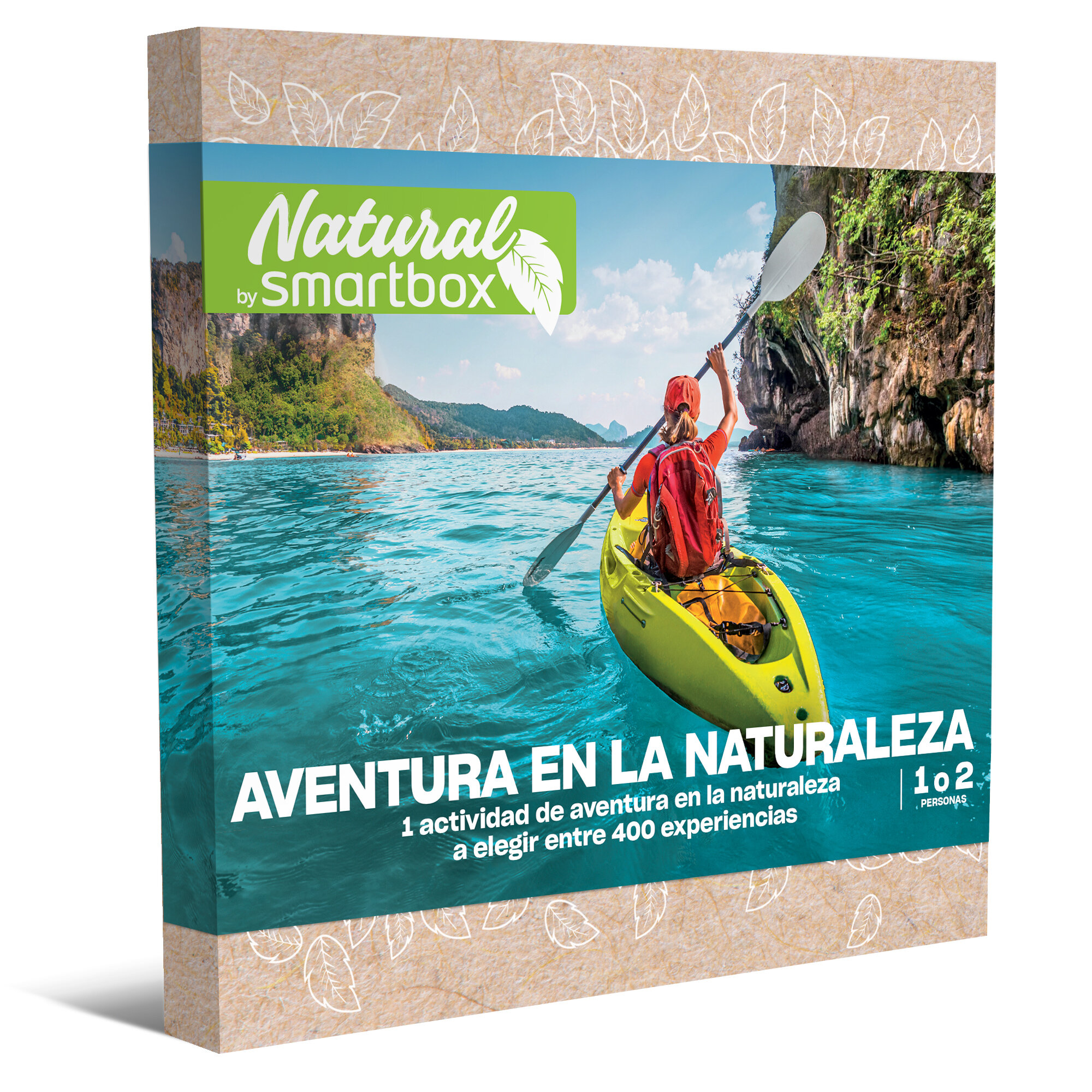 Una mujer practica kayak en agua turquesa. Kayak verde, mochila roja y un fondo verde y marrón de montañas.