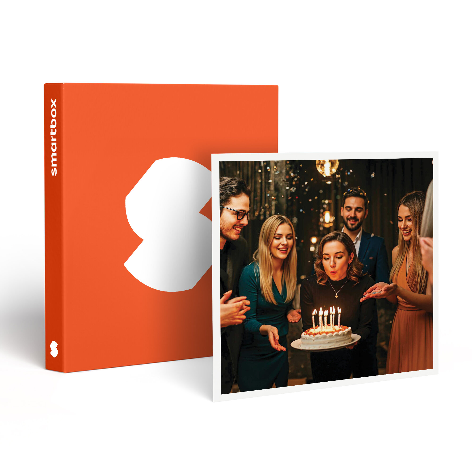 Un grupo celebra un cumpleaños con pastel y velas. A la izquierda, una caja naranja con un logotipo blanco.