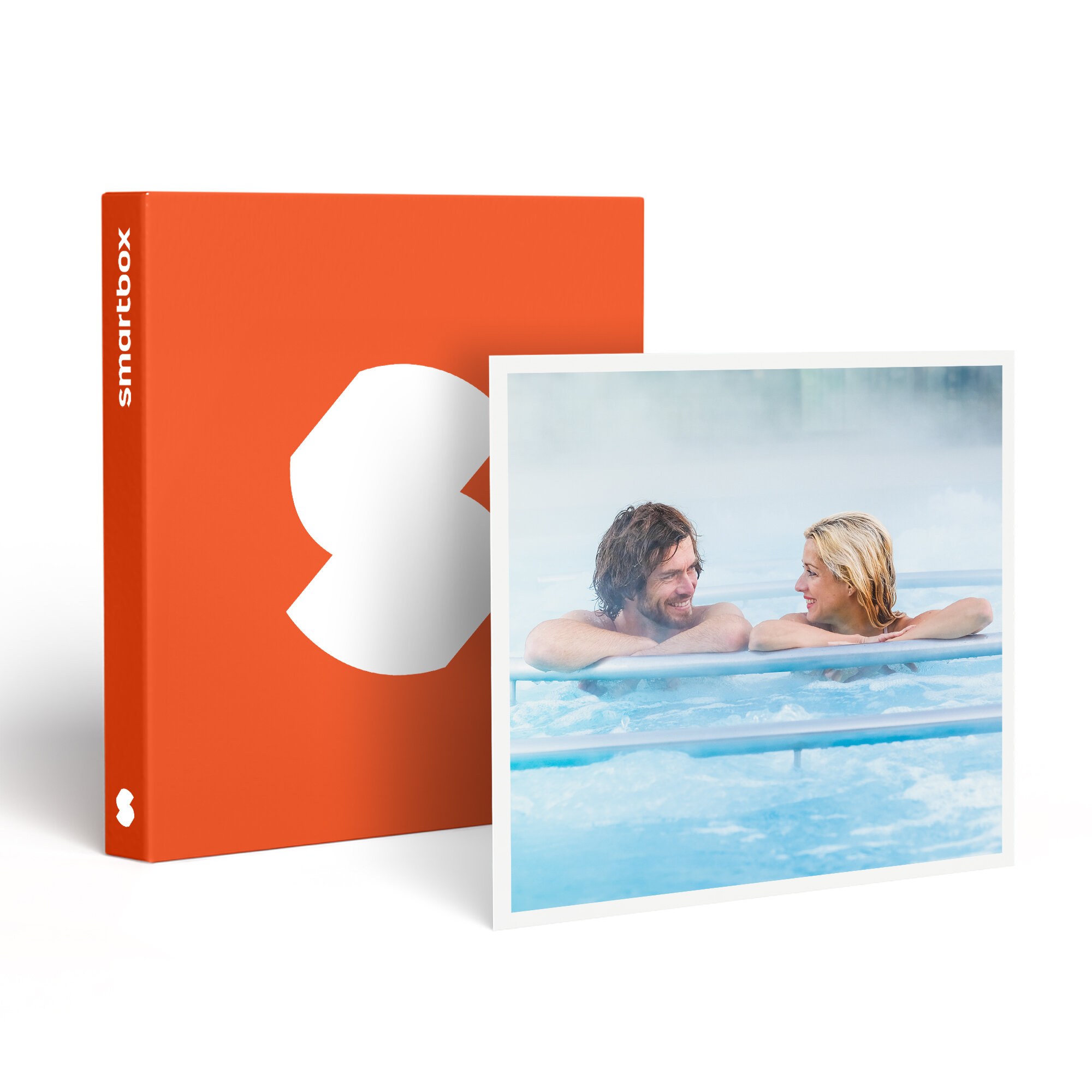 Una caja naranja con un logo blanco junto a una foto de una pareja en un spa, sonriéndose.