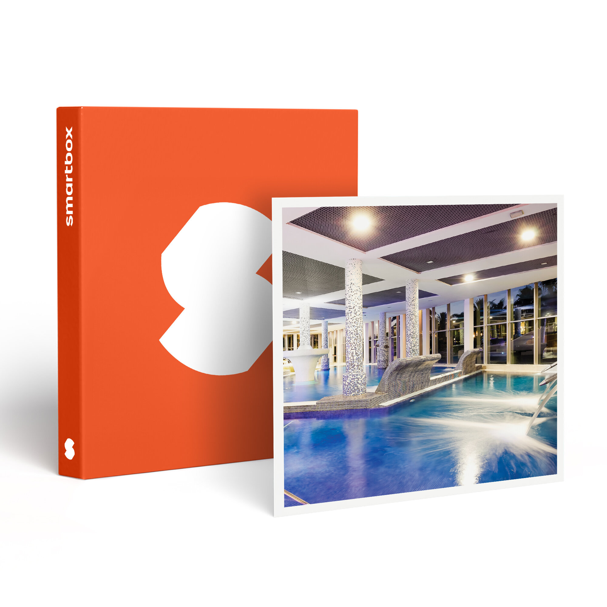 Una caja Smartbox naranja con un logotipo blanco, junto a una imagen de una piscina cubierta con chorros de agua y columnas de mosaicos.