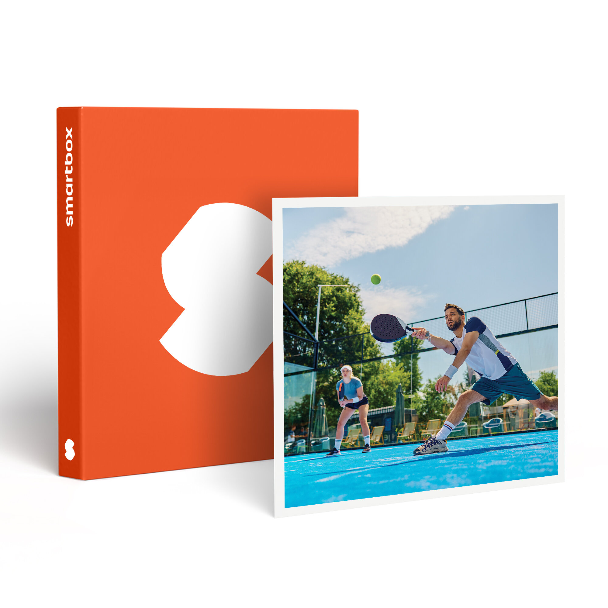 Un hombre juega al pádel golpeando la pelota. Una mujer está en el fondo. A la izquierda hay una caja naranja con un logo blanco.