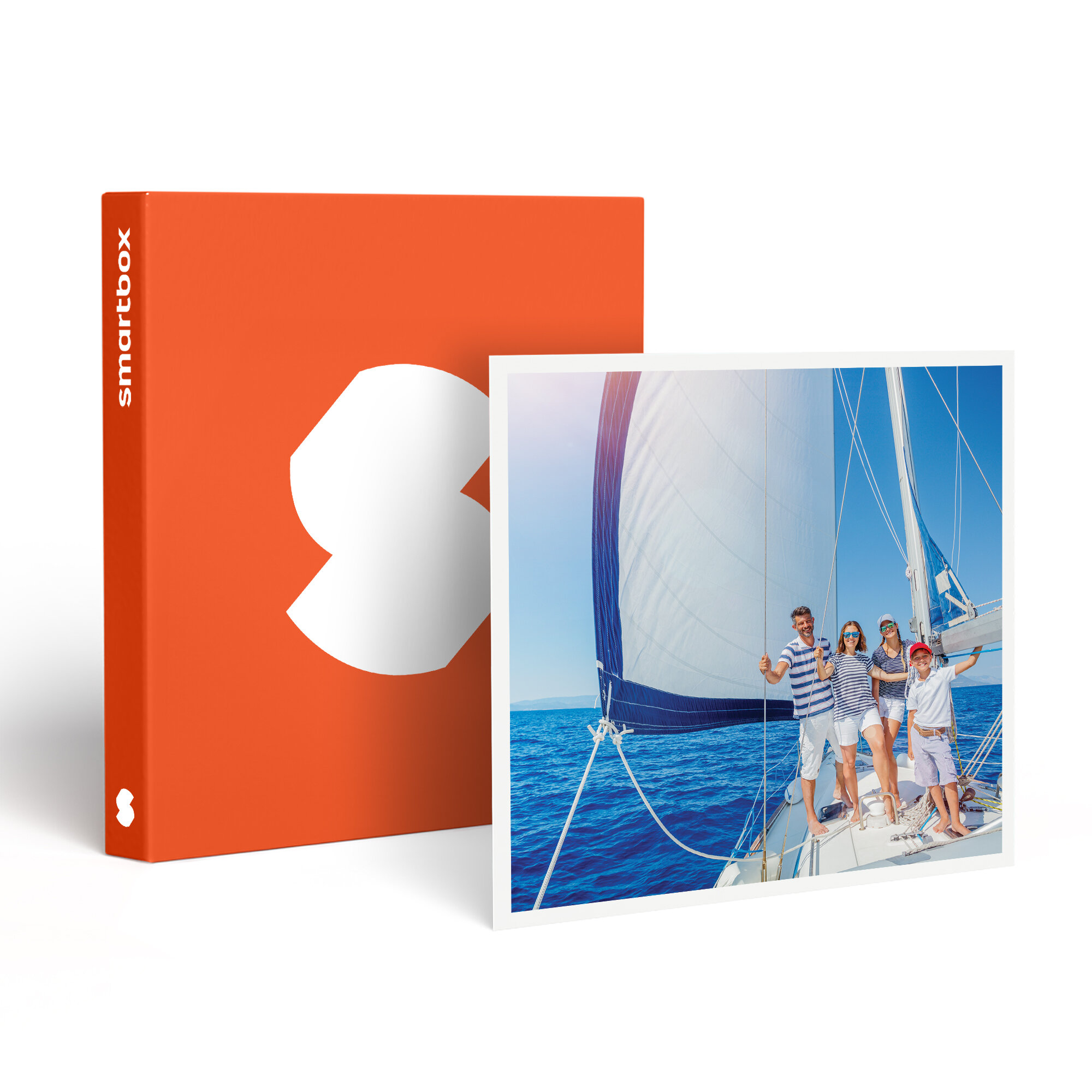 Familia en un yate. Caja naranja con logo blanco a la izquierda. Mar y cielo azules. Velero con velas blancas.