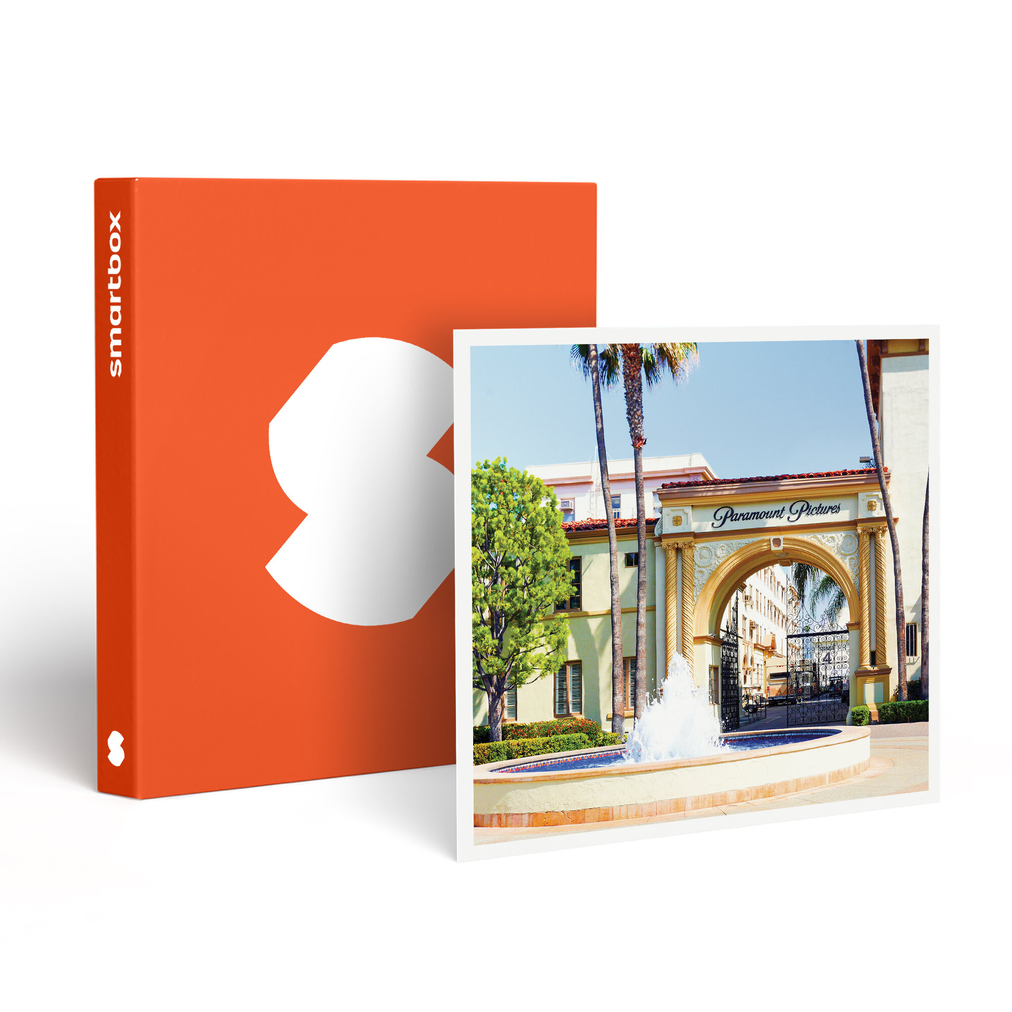 Puerta de Paramount Pictures con fuente, palmeras y una Smartbox naranja.