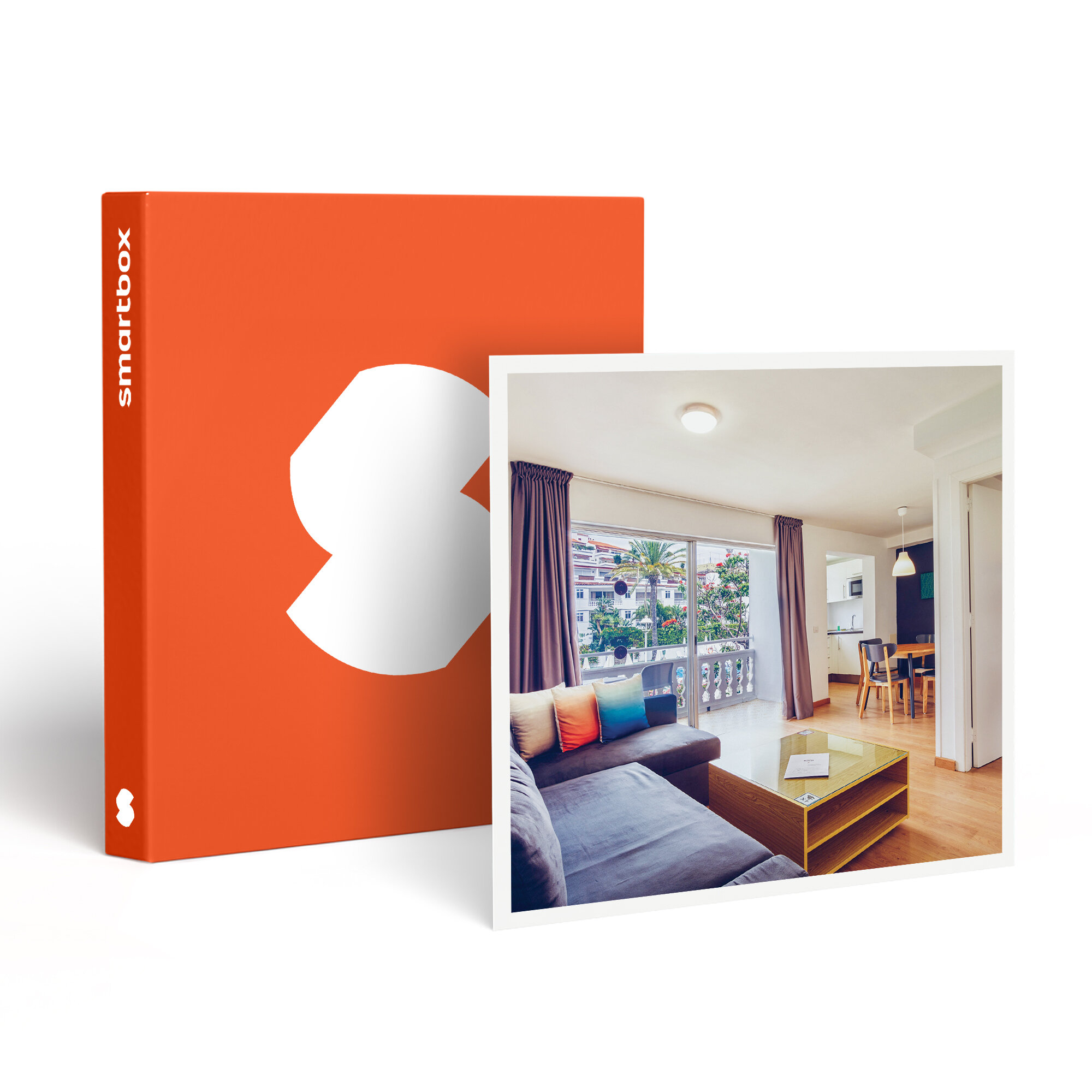 Salón con sofá, mesa de cristal y vista a través de una puerta de balcón. Hay una Smartbox naranja a la izquierda.
