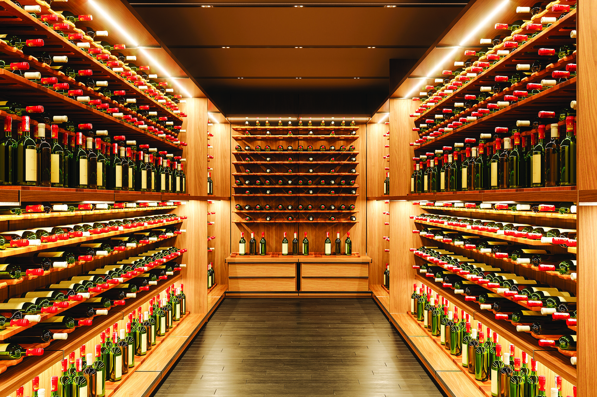 Una bodega con hileras de estantes de madera llenos de botellas de vino. La iluminación es cálida y acogedora, resaltando las botellas.