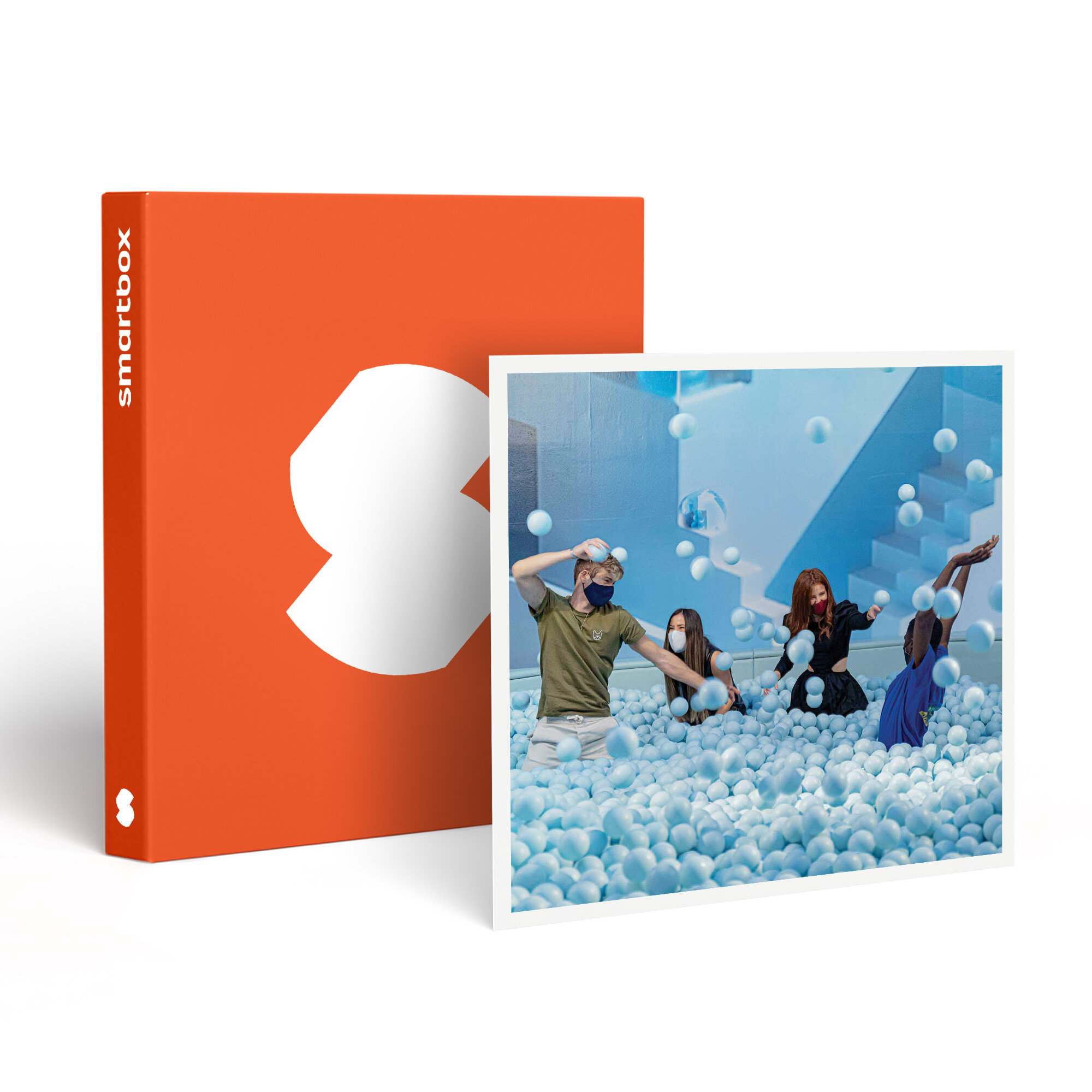 Personas en una piscina de bolas, con máscaras. Caja naranja a la izquierda, con la palabra smartbox y un logotipo blanco.