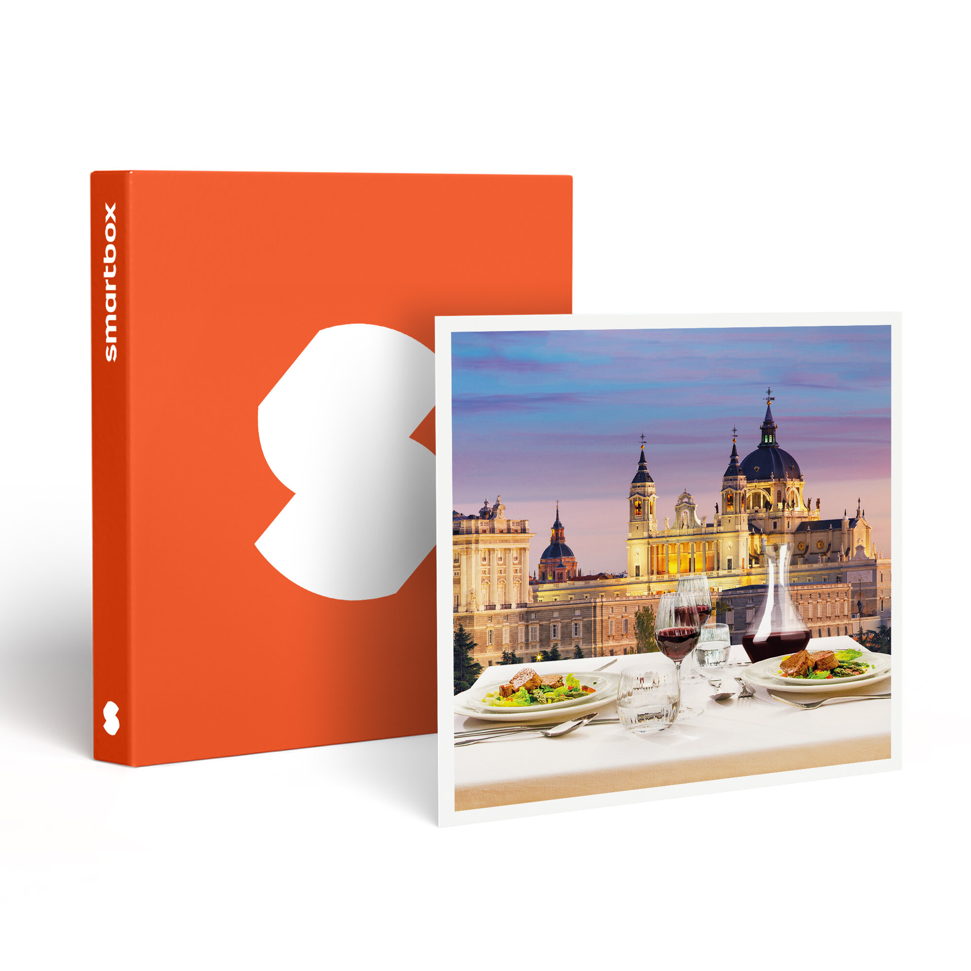 La imagen muestra una mesa de restaurante para dos, con vistas a una catedral. Hay una caja naranja a la izquierda.