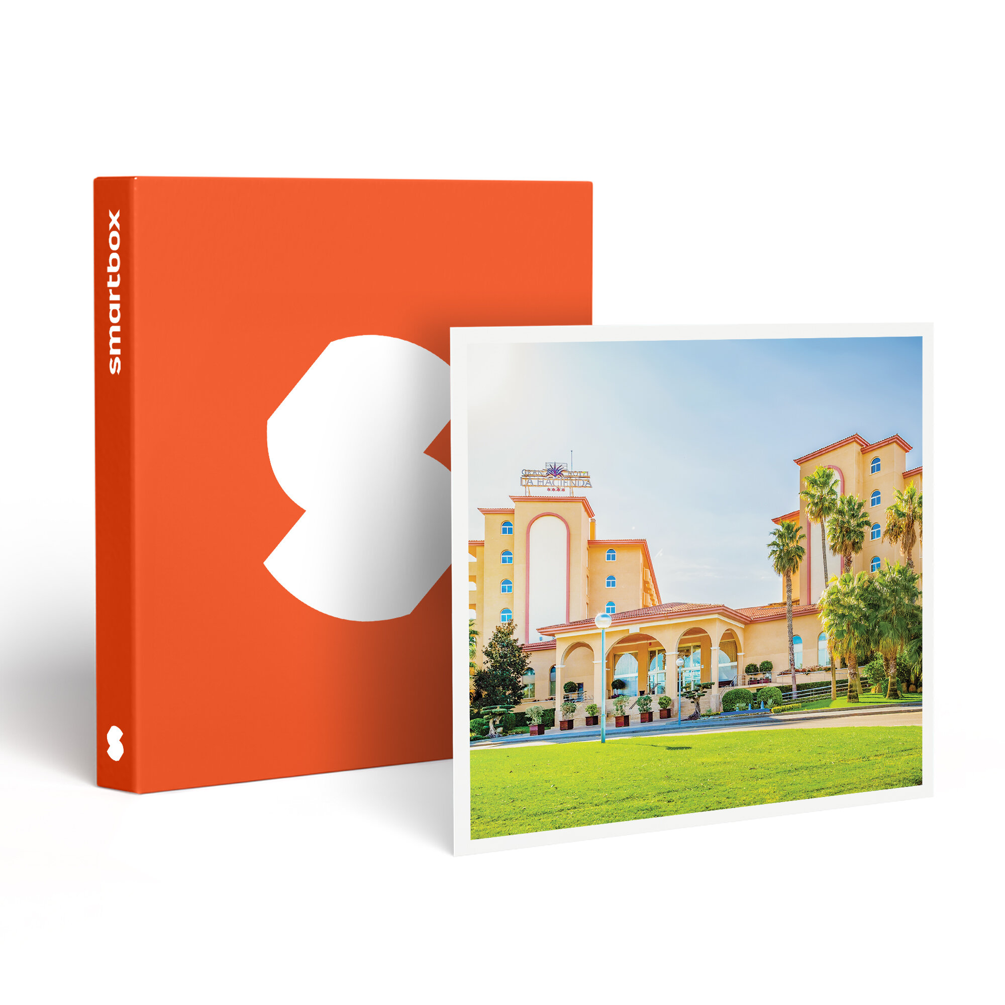 Una caja naranja con una forma blanca está junto a una foto de un hotel con palmeras y un césped verde.
