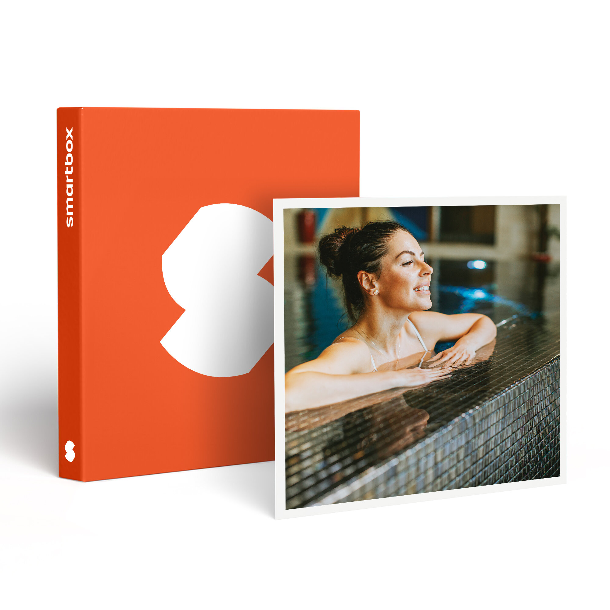 La imagen muestra a una mujer en una piscina. También hay una caja naranja con un logo blanco.
