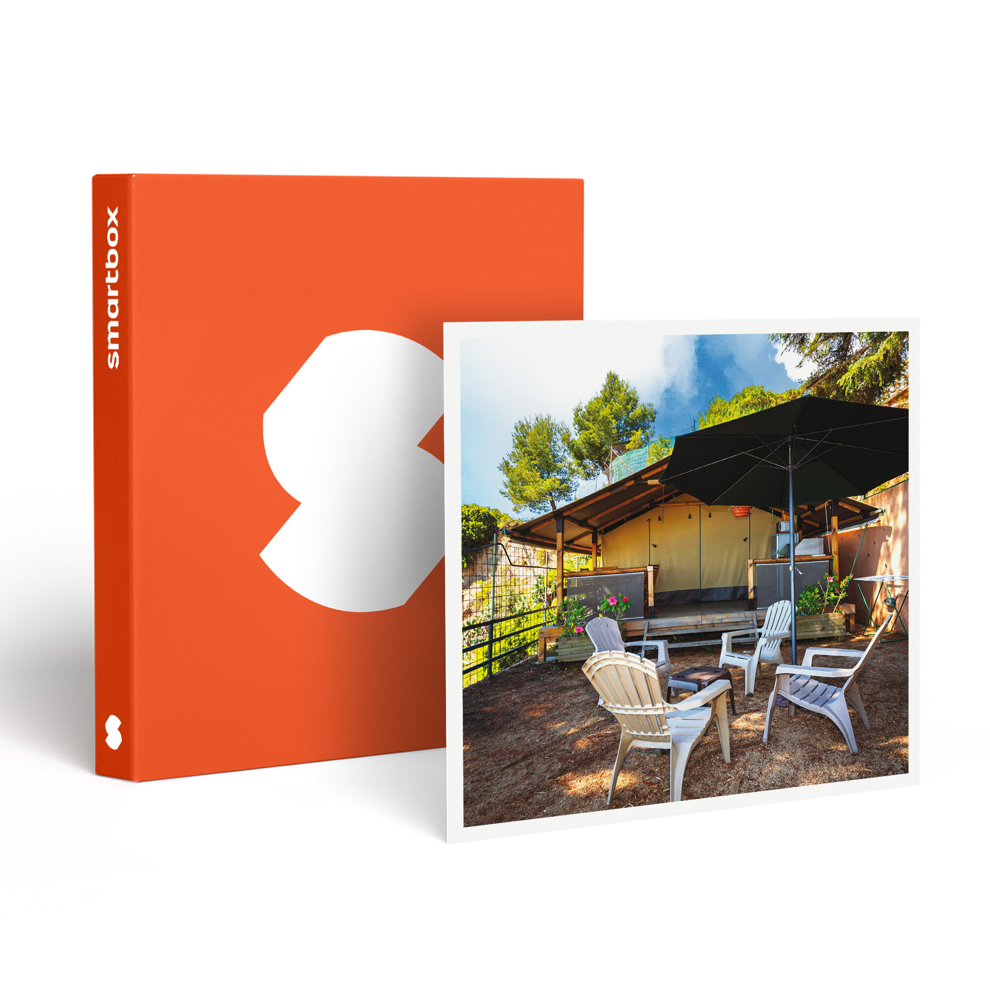 Una caja naranja con un logotipo blanco junto a una foto de un patio con sillas, una mesa y una sombrilla.